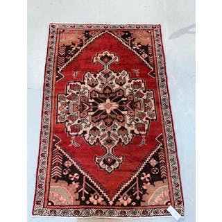 Persian Hamadan rug, hand knotted, 100% wool. 196cm x 127cm.