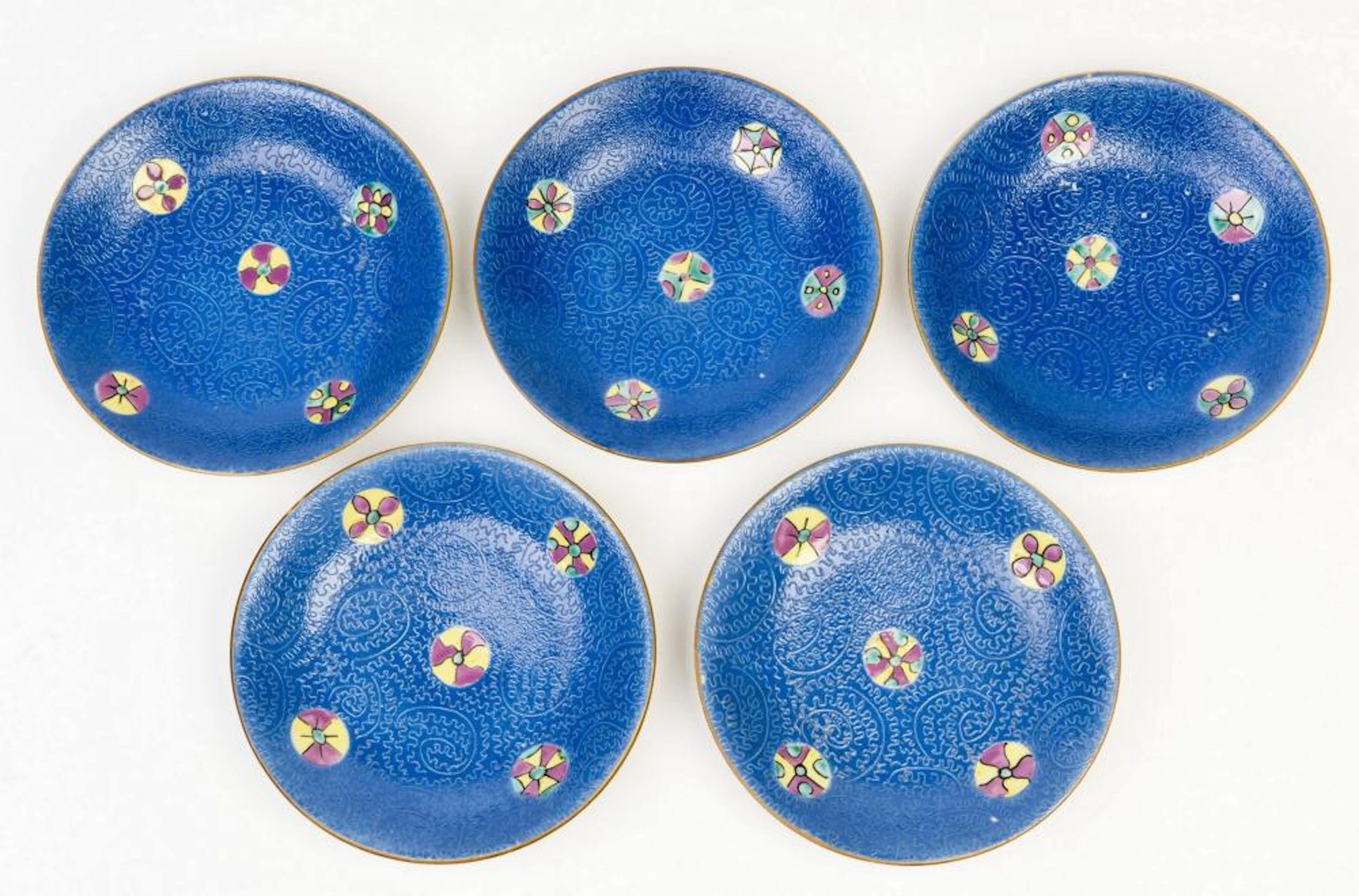 A SET OF FIVE BLUE GROUND FAMILLE-ROSE PORCELAIN PLATES