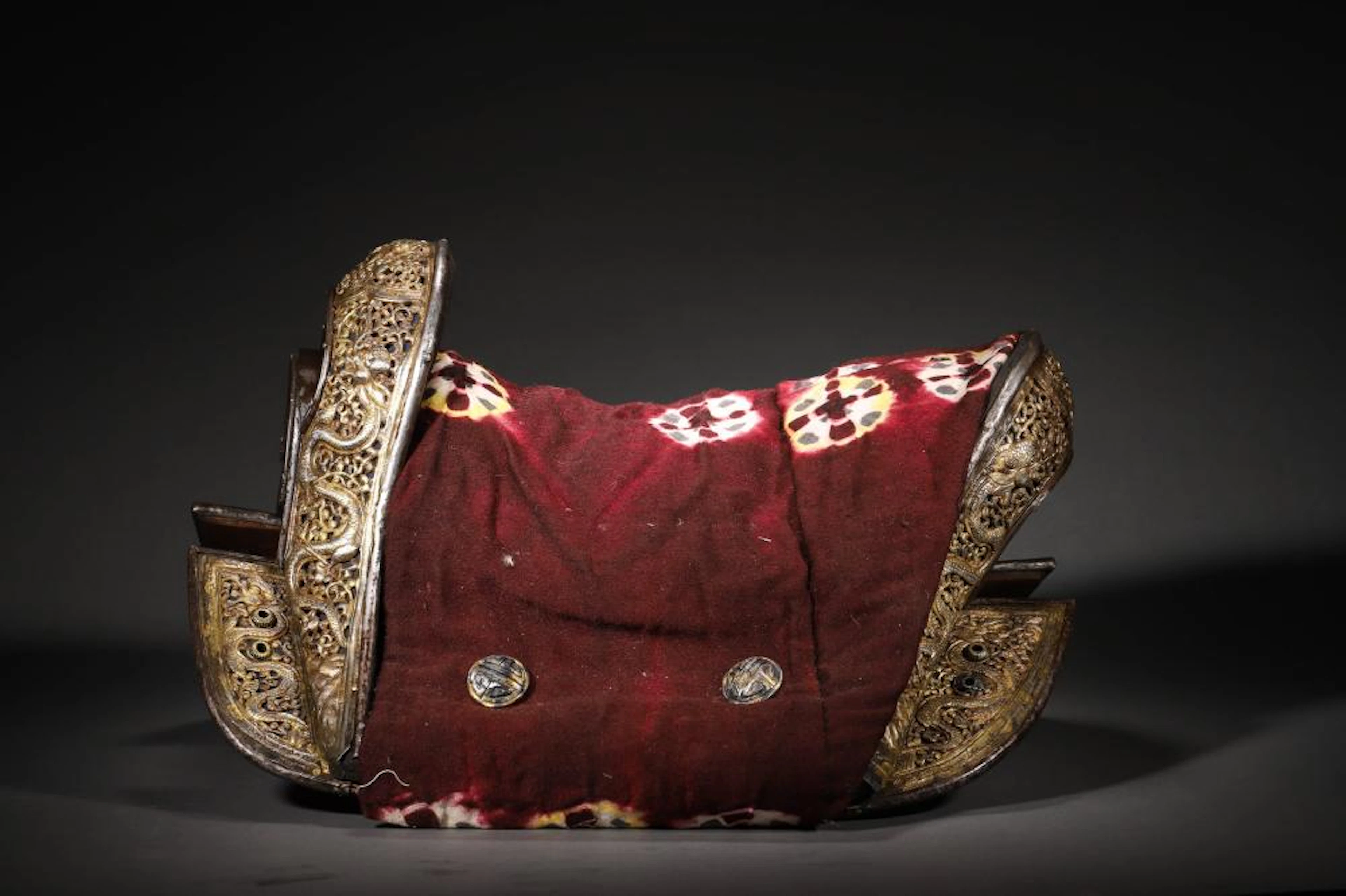 A GILT-BRONZE DRAGON HORSE SADDLE