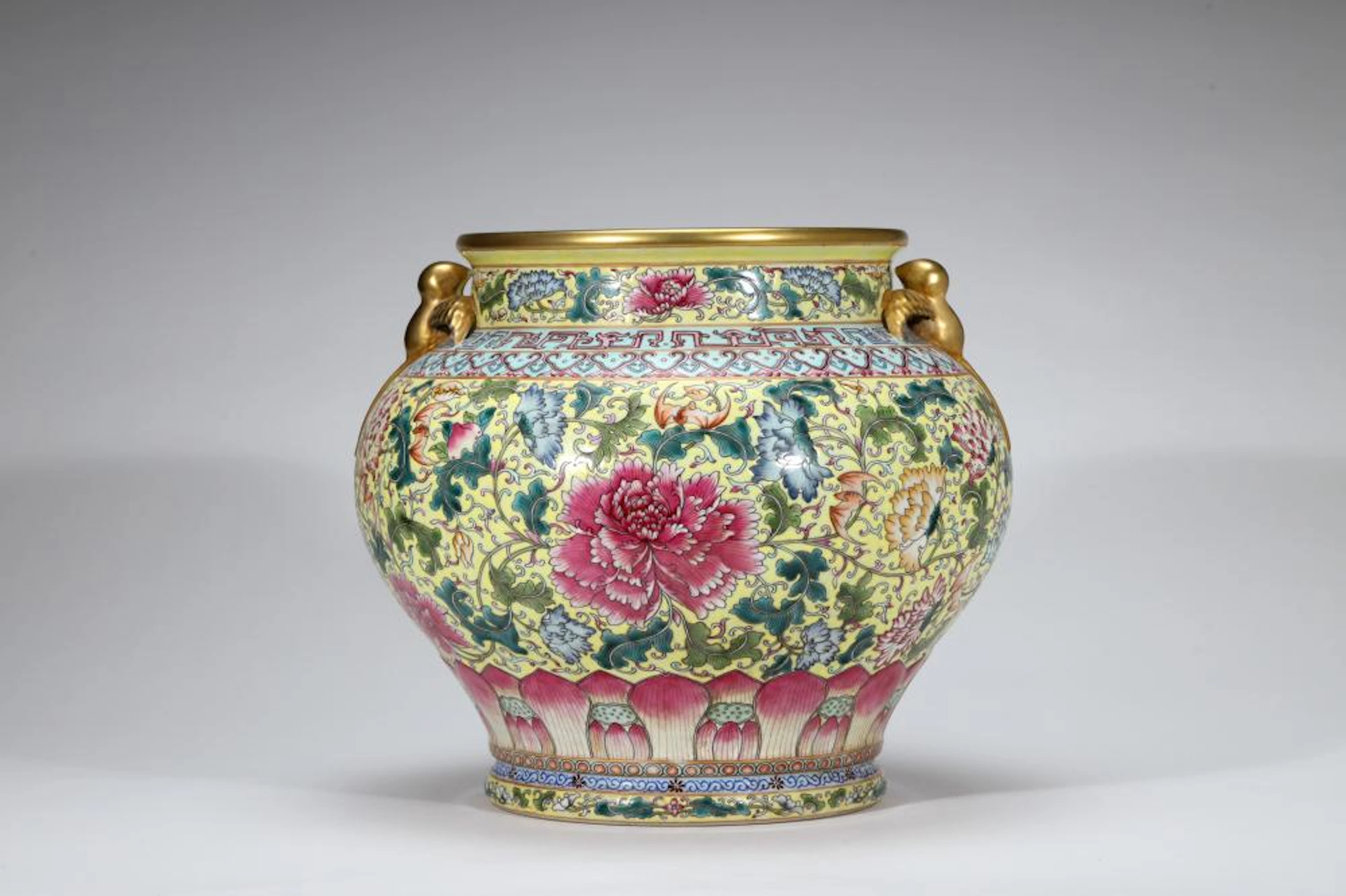 A FALANGCAI GLAZE DOUBLE-EARED POT