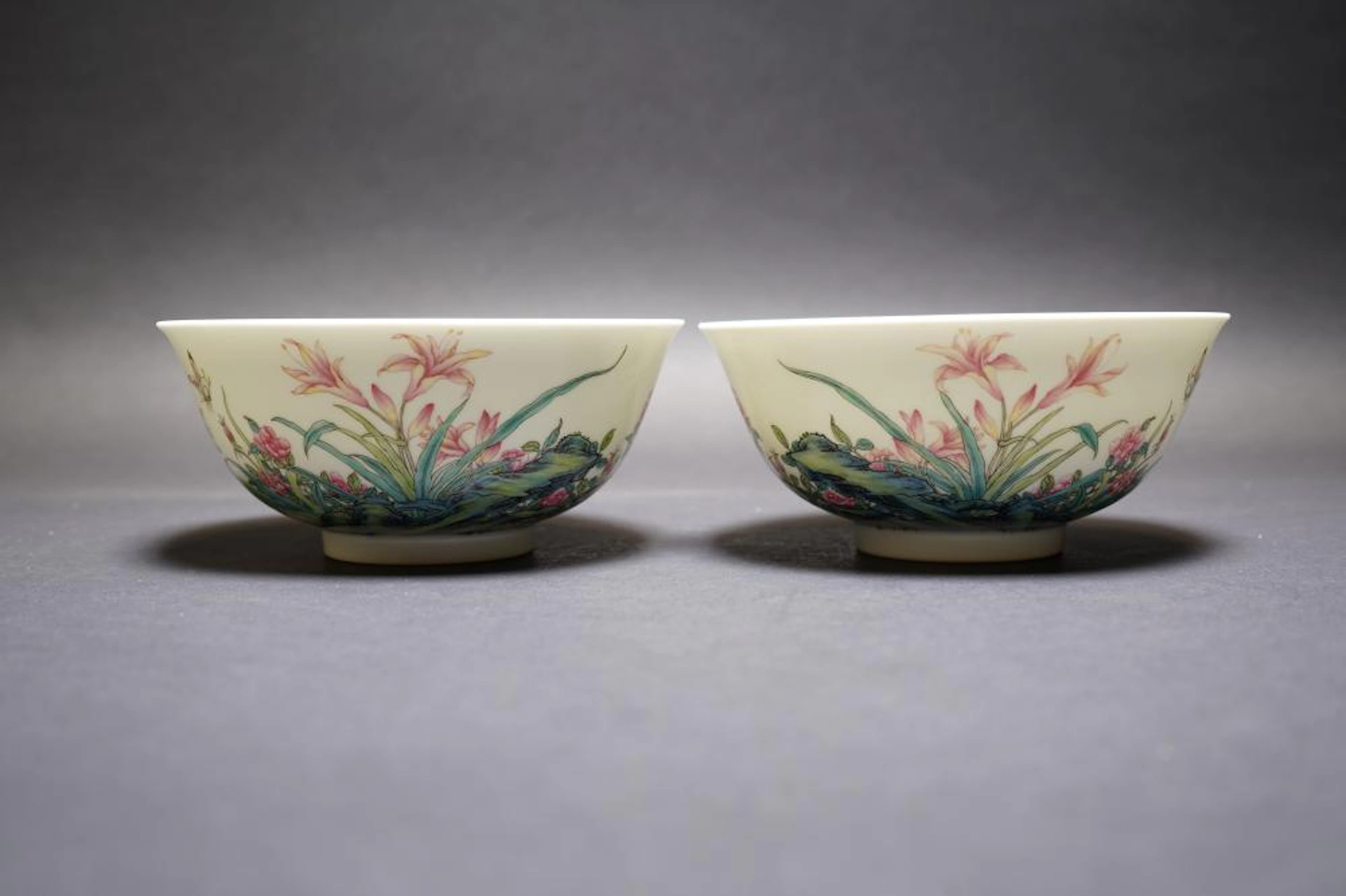 A PAIR OF FALANGCAI 'FLORAL' BOWLS