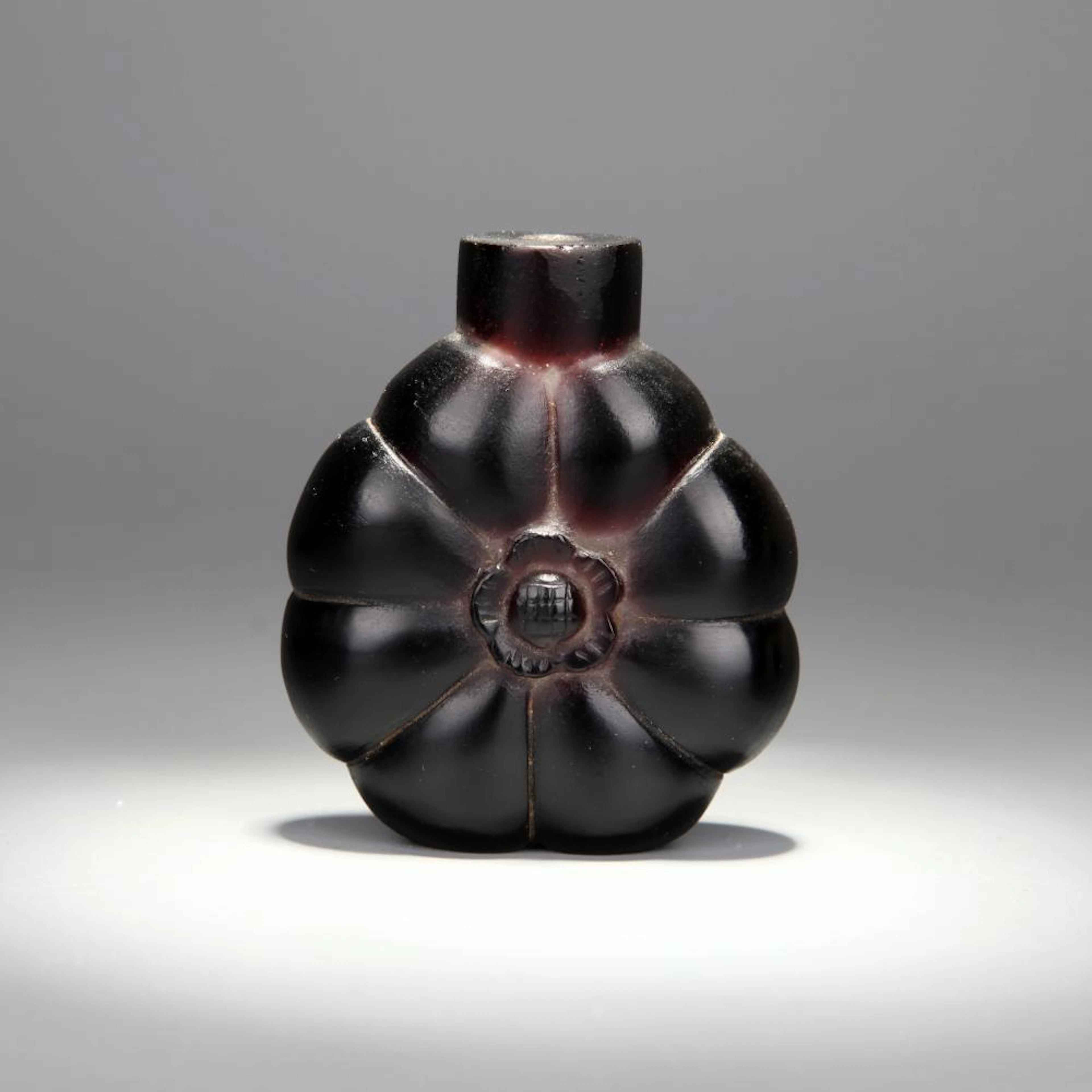 PURPLE GLASSWARE FLOWER PETAL-SHAPED SNUFF BOTTLE