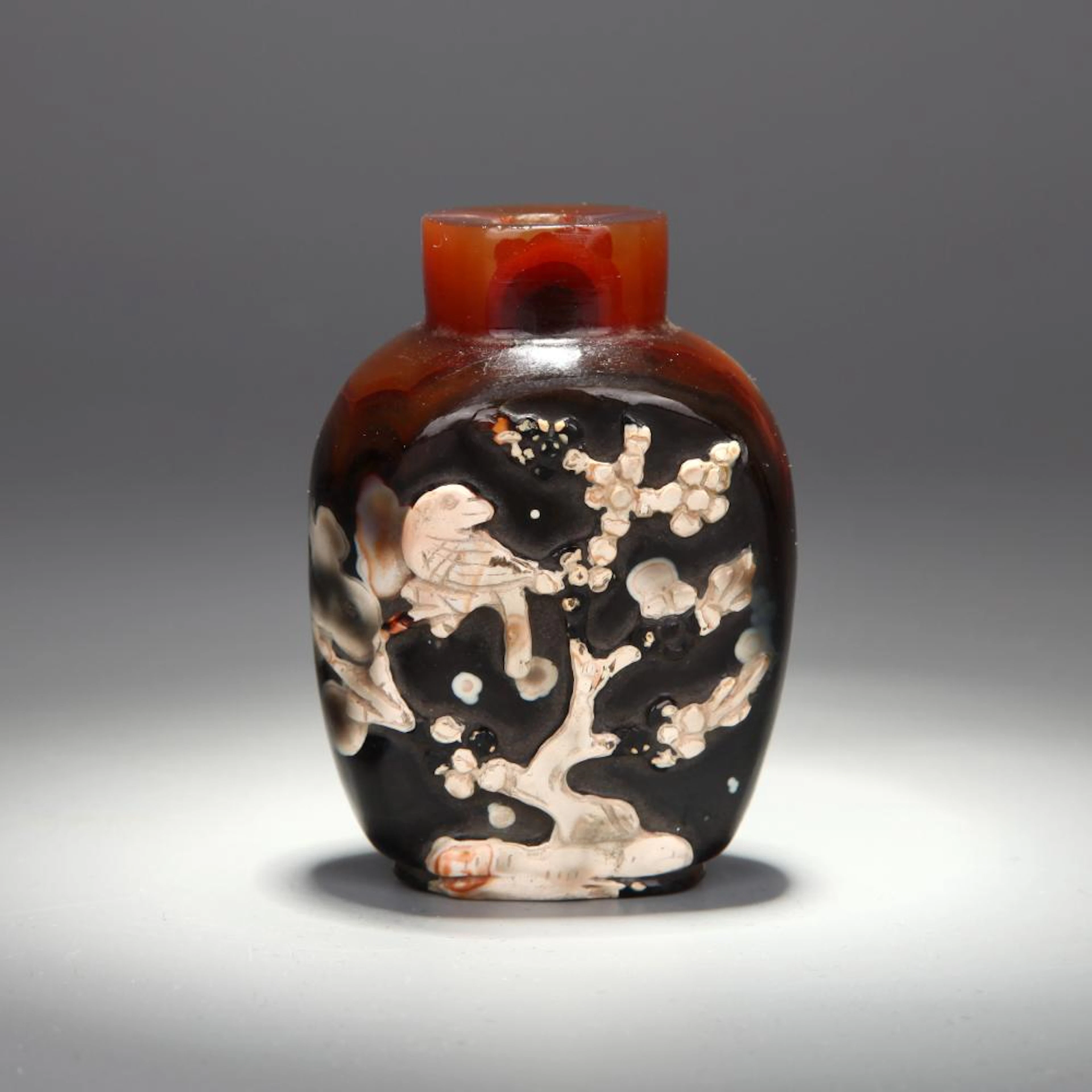 AGATE MAGPIE PATTERN SNUFF BOTTLE