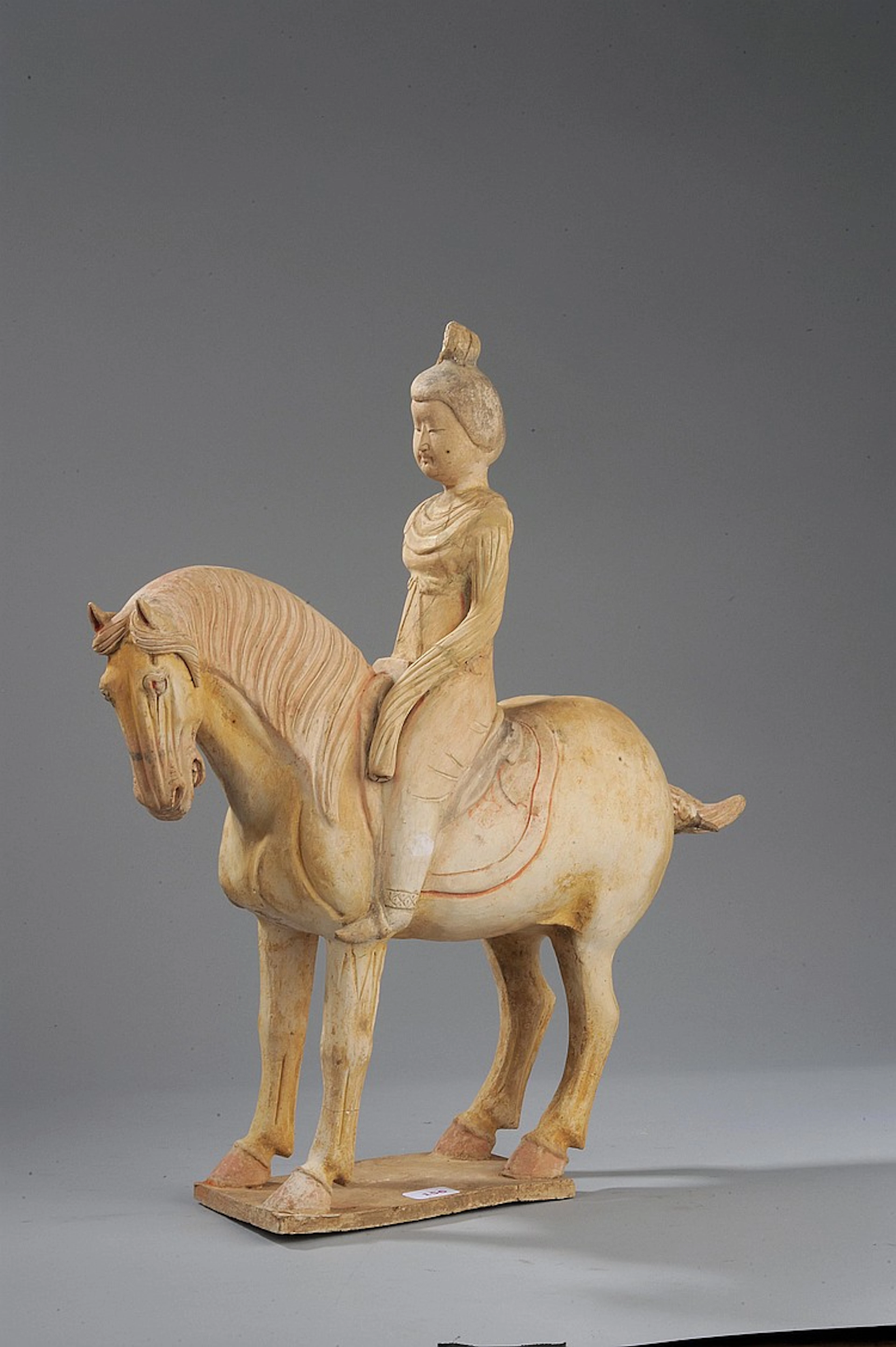 Cavaliere vêtue d'une tunique à longue manche