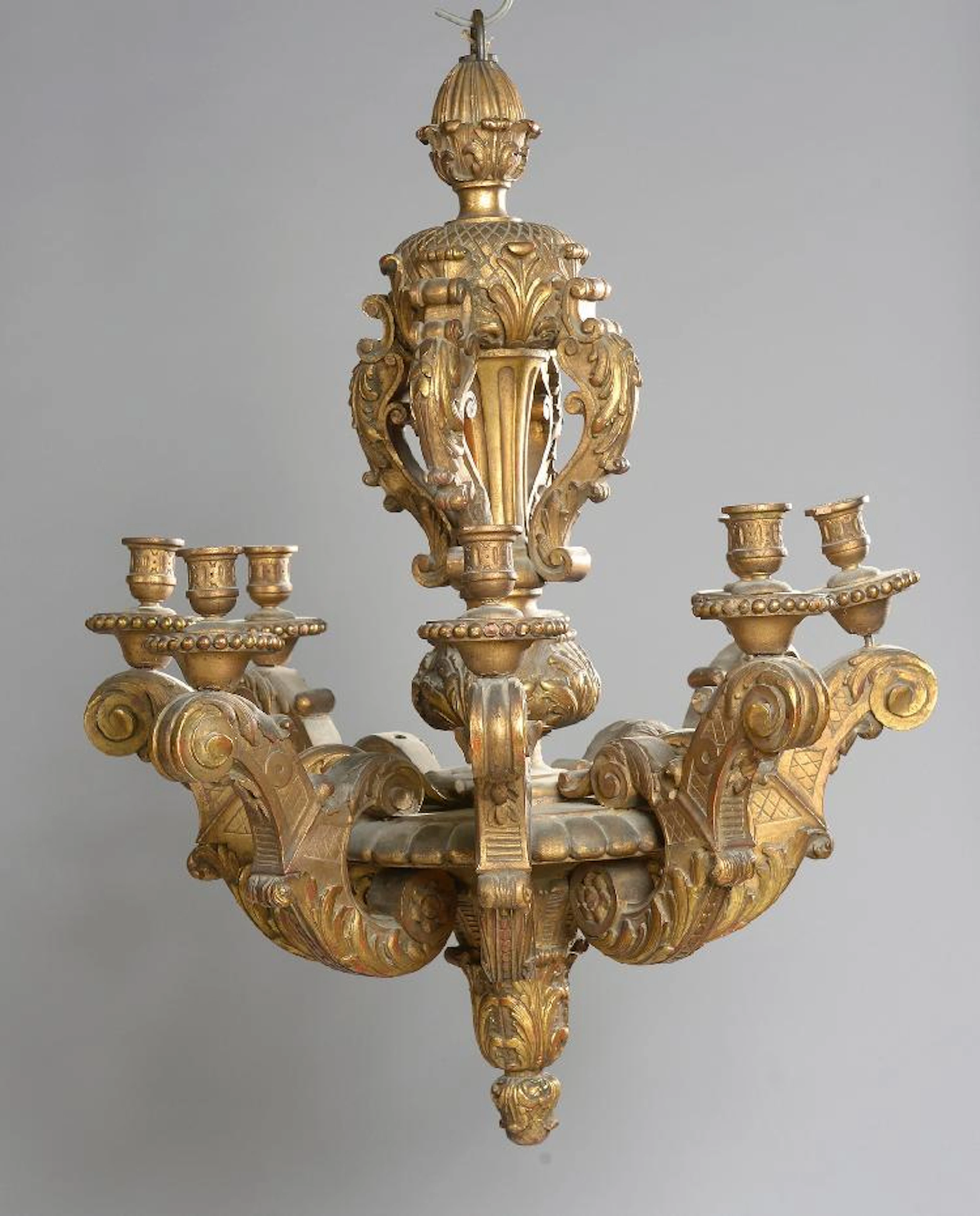 Lustre en bois doré à huit lumières