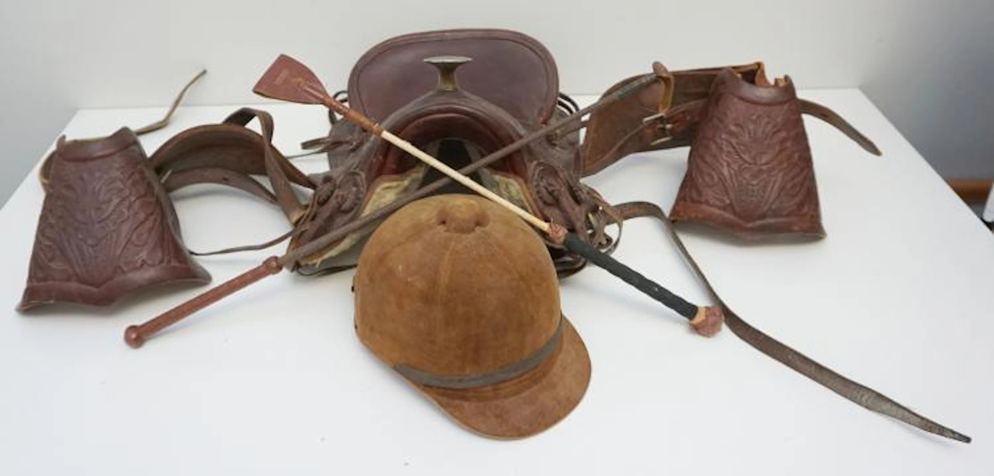 WESTERN SADDLE, 2 CROPS & HELMET