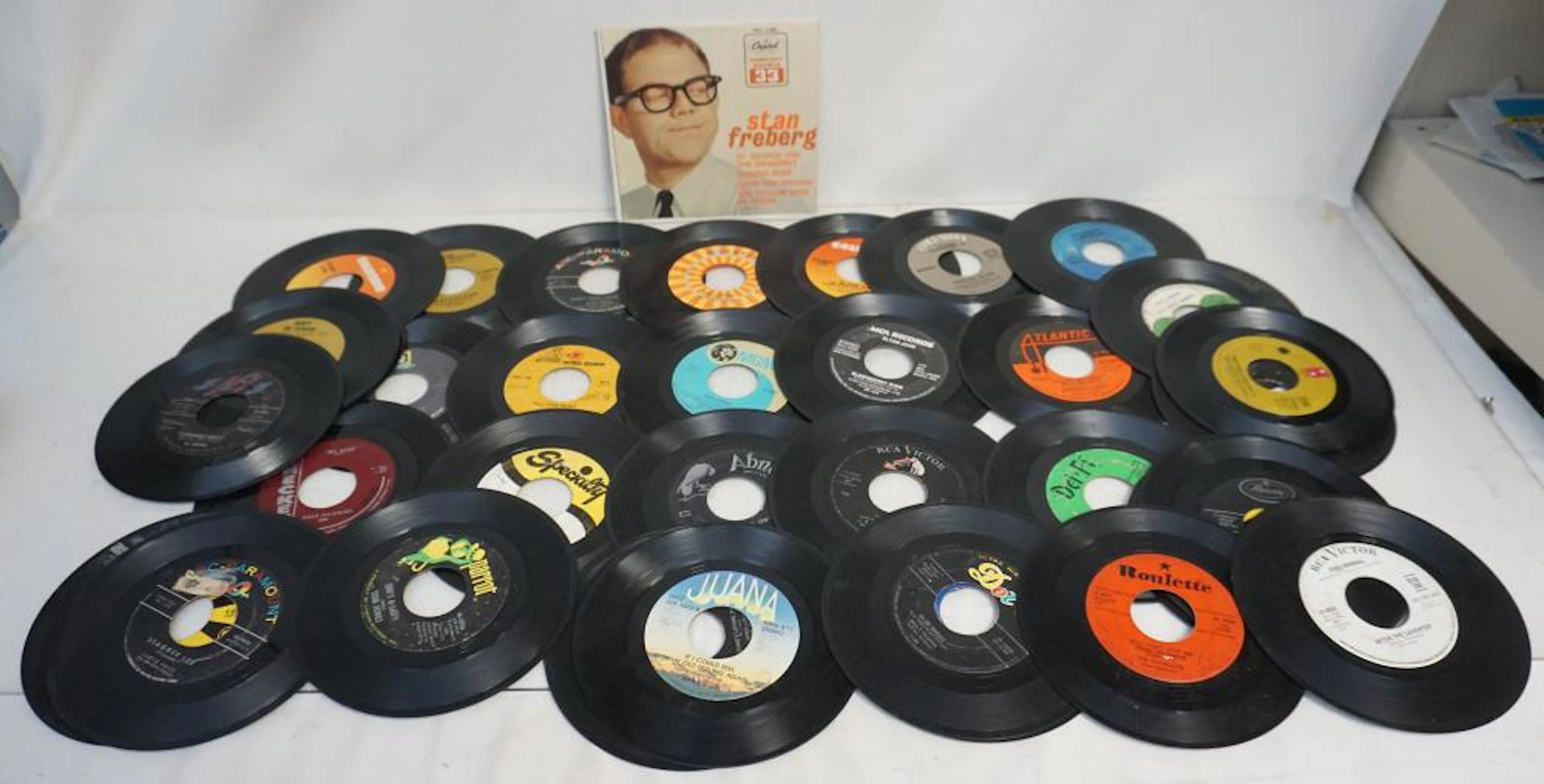 40 VTG 45 RPMS RITCHIE VALENS - CHUCK BERRY