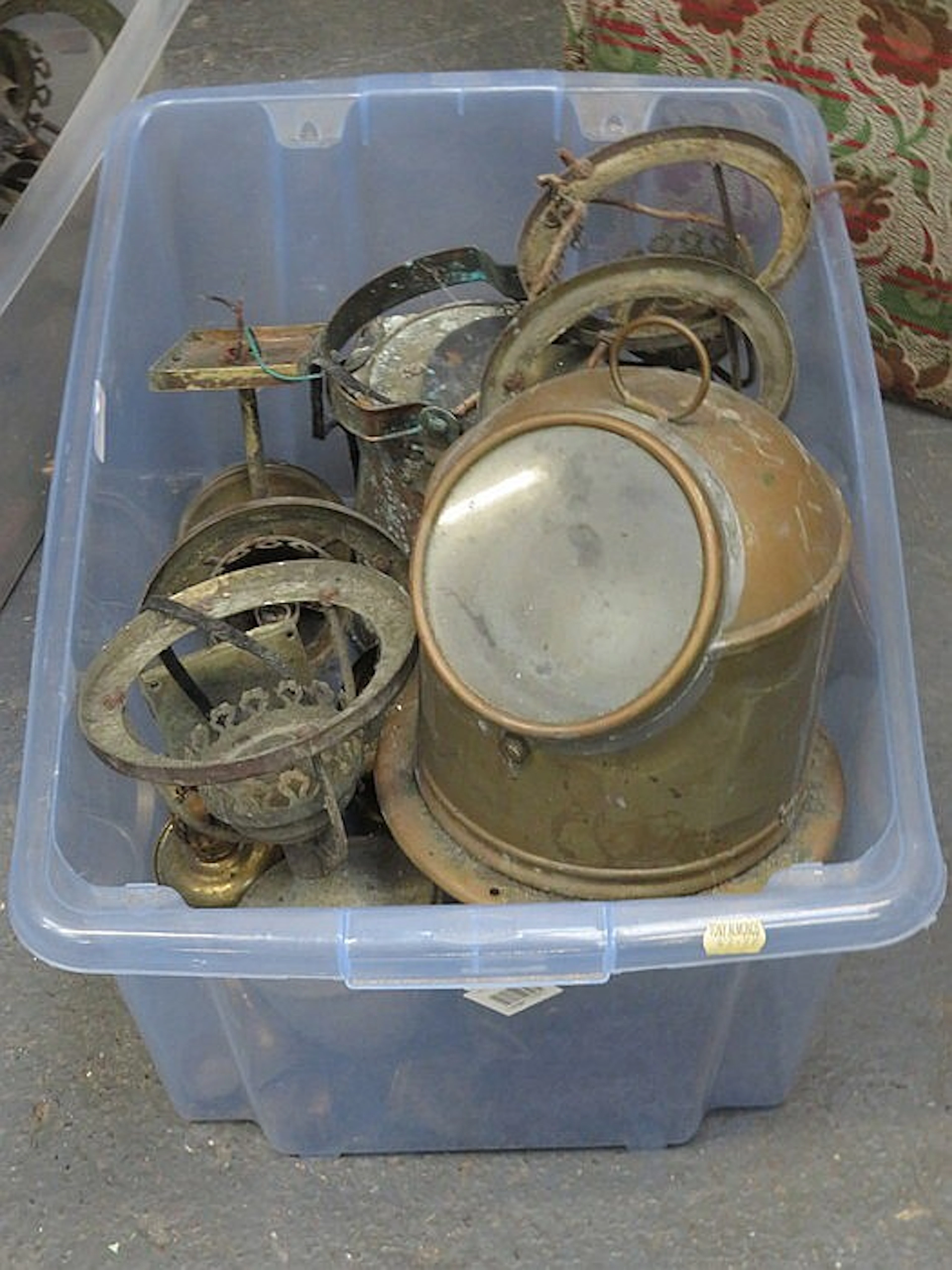 BOX CONTAINING VARIOUS VINTAGE BRASS LIGHT FITTINGS