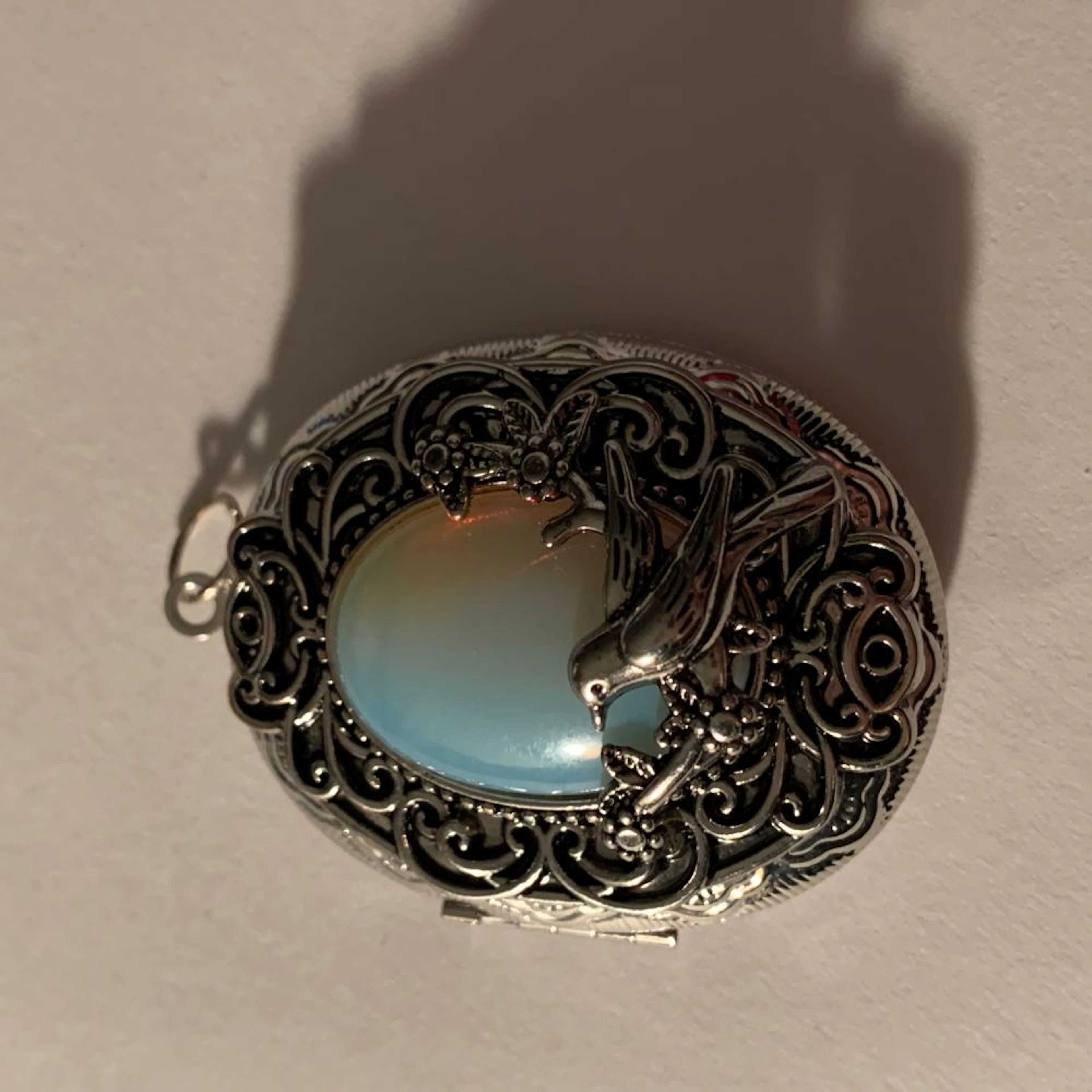 BEAUTIFUL VINTAGE WITH STONE SILVER LOCKET