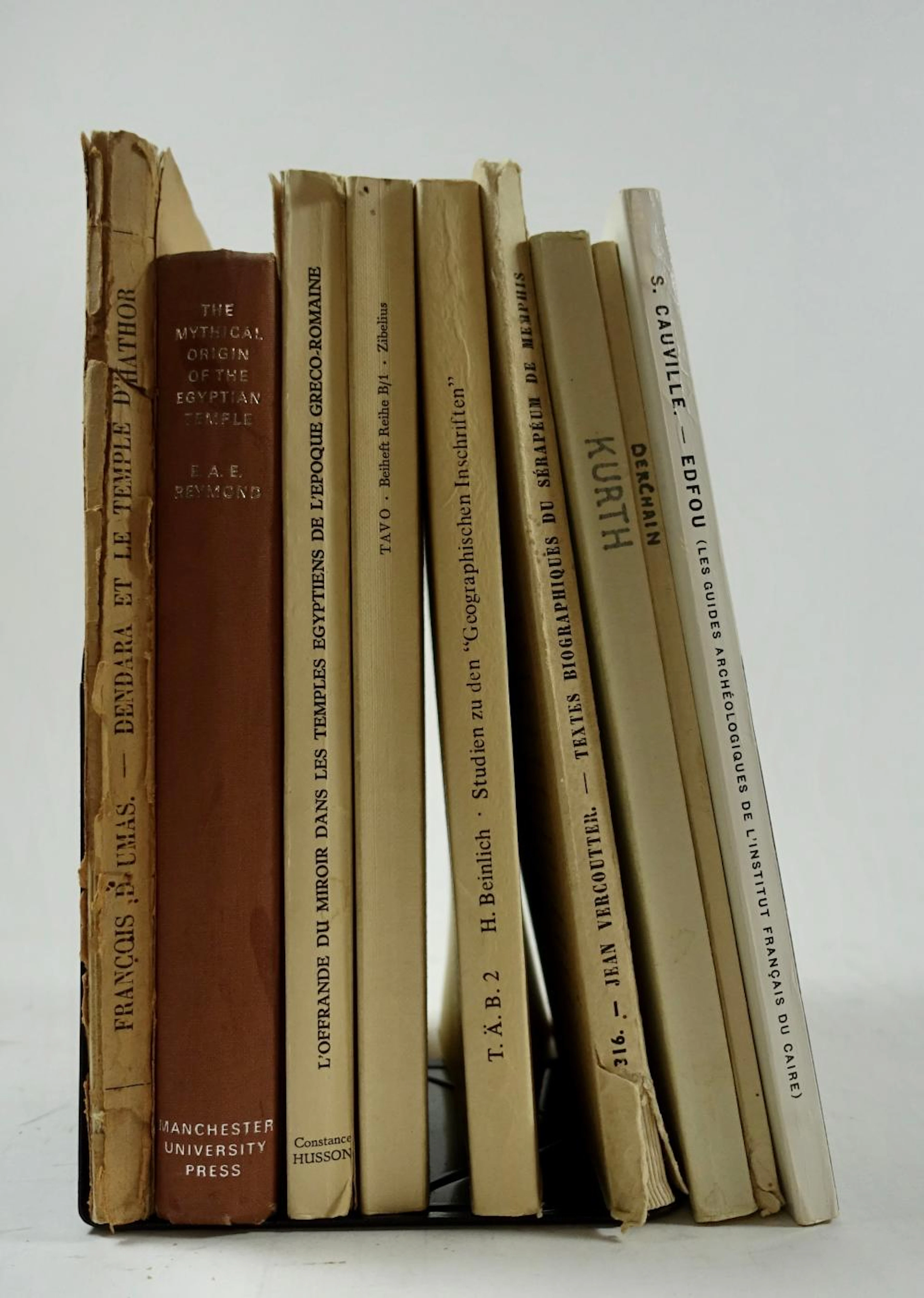 REYMOND, E.A.E. The mythical origin of the Egyptian temple. 1969. Ocl. -- Fr