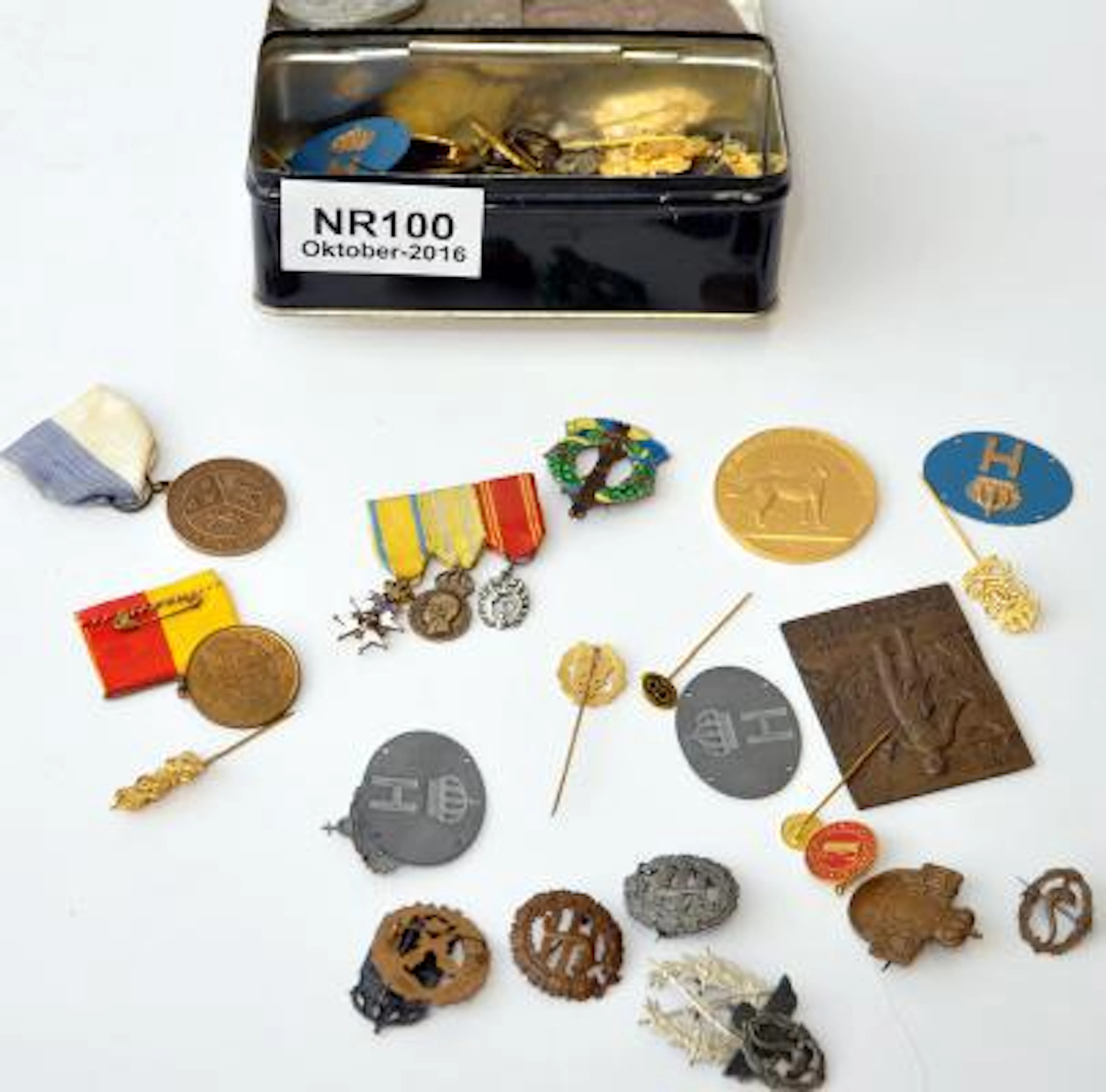 Nålmärken Och Plaketter