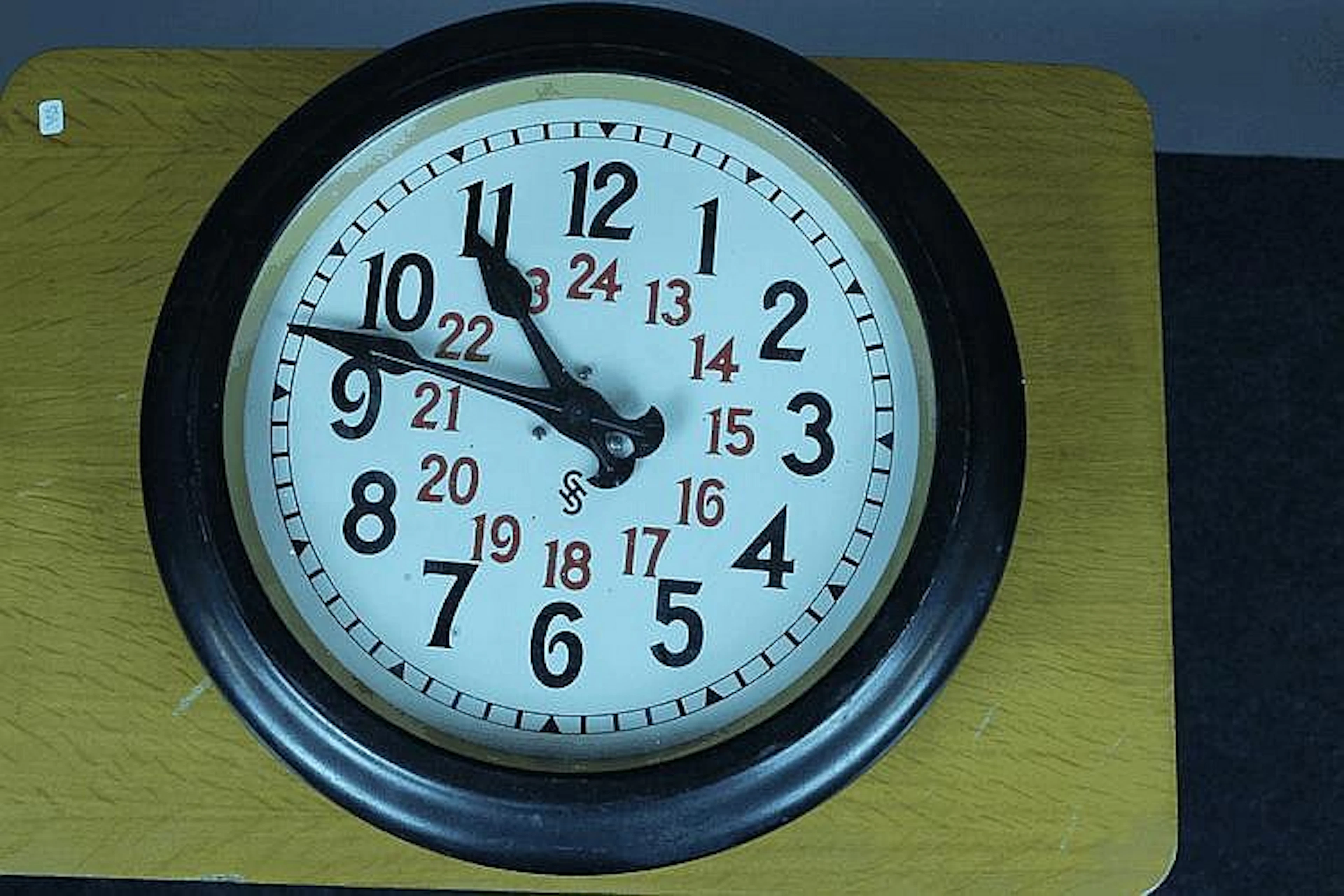 Horloge Bauhaus. Bon ?tat. Diametre: 40 cm