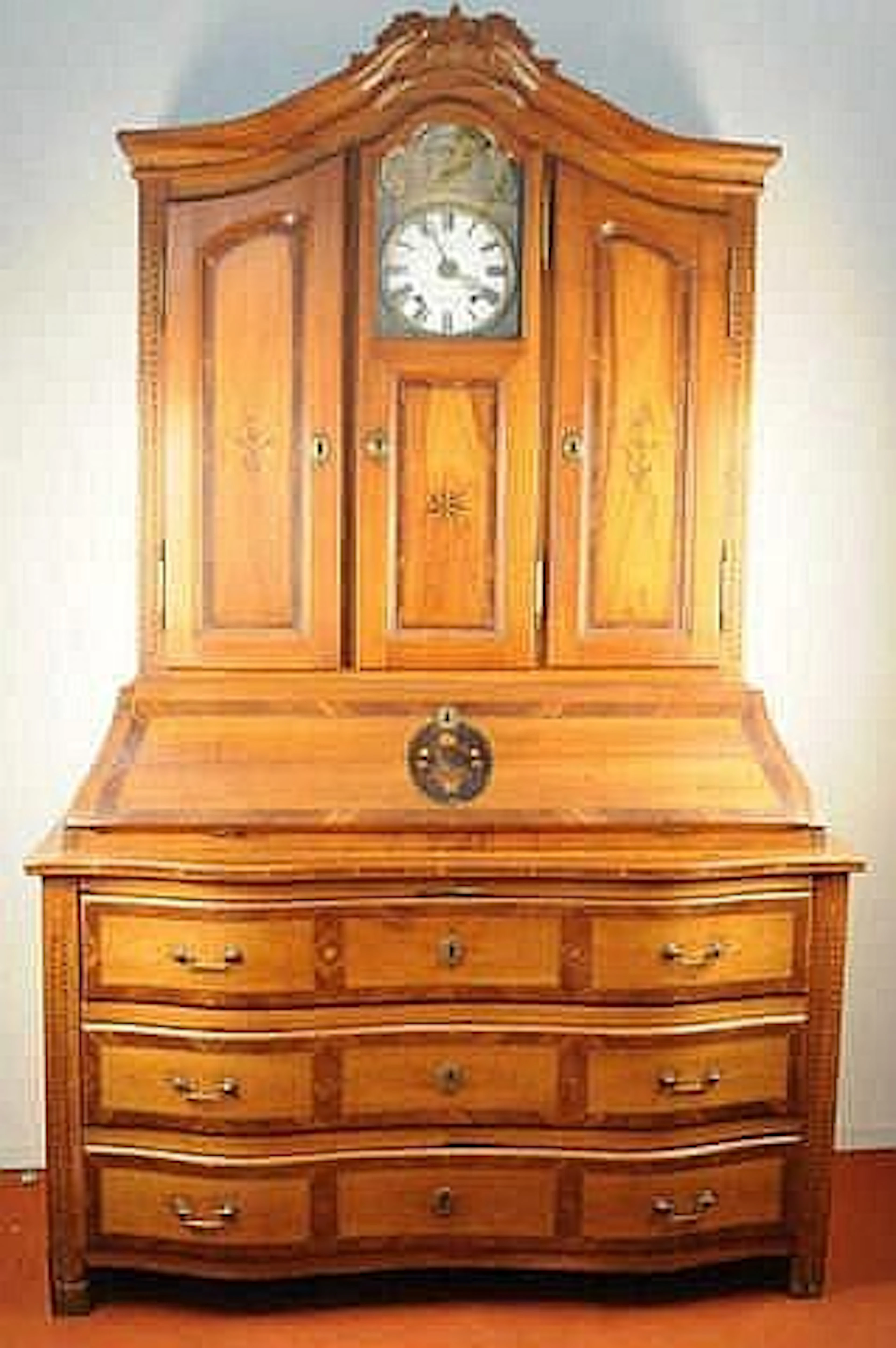 Buffet scriban en merisier mouluré et sculpté et p