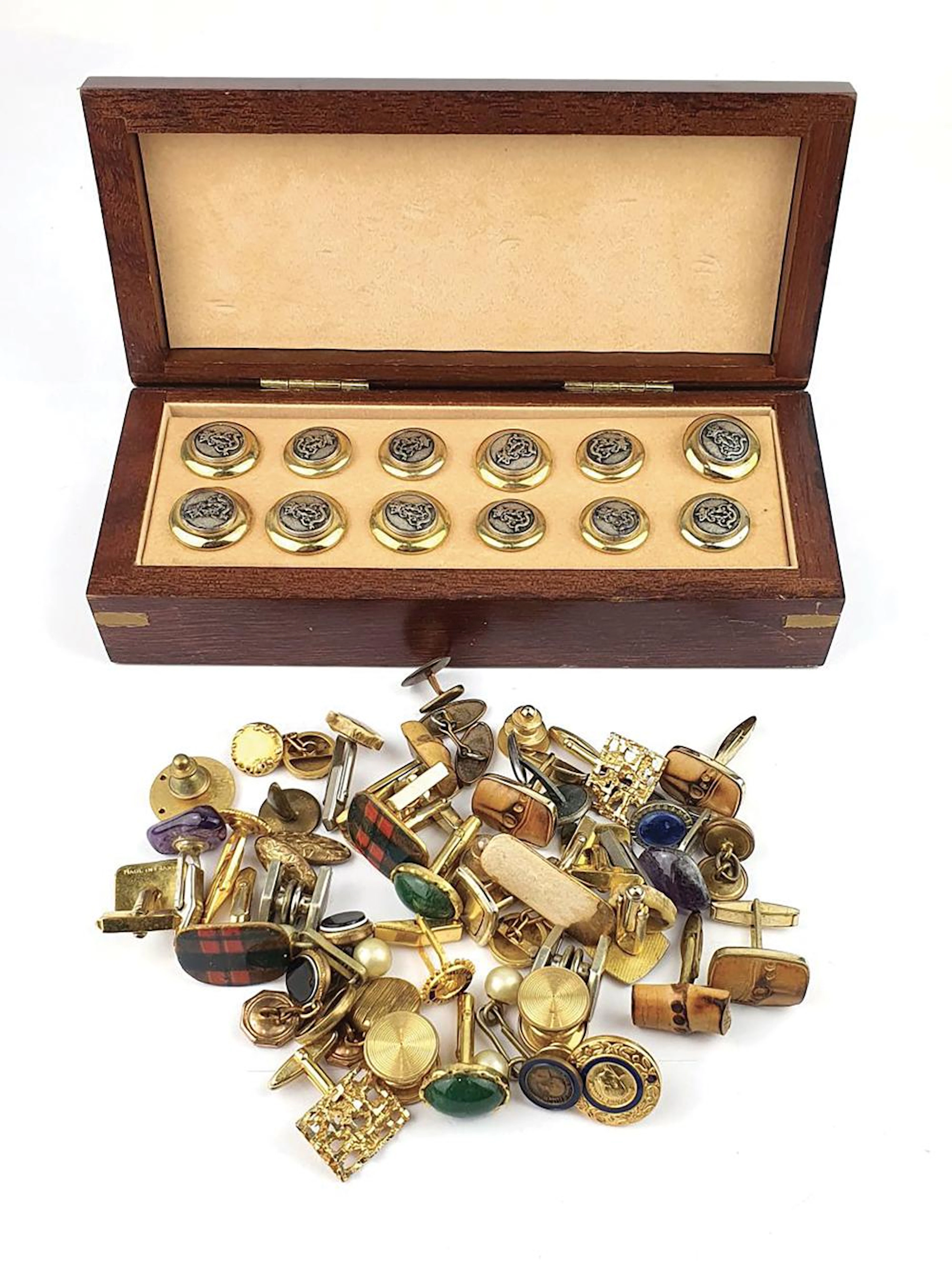 ENSEMBLE DE BOUTONS DE MANCHETTES ET PLASTRONS