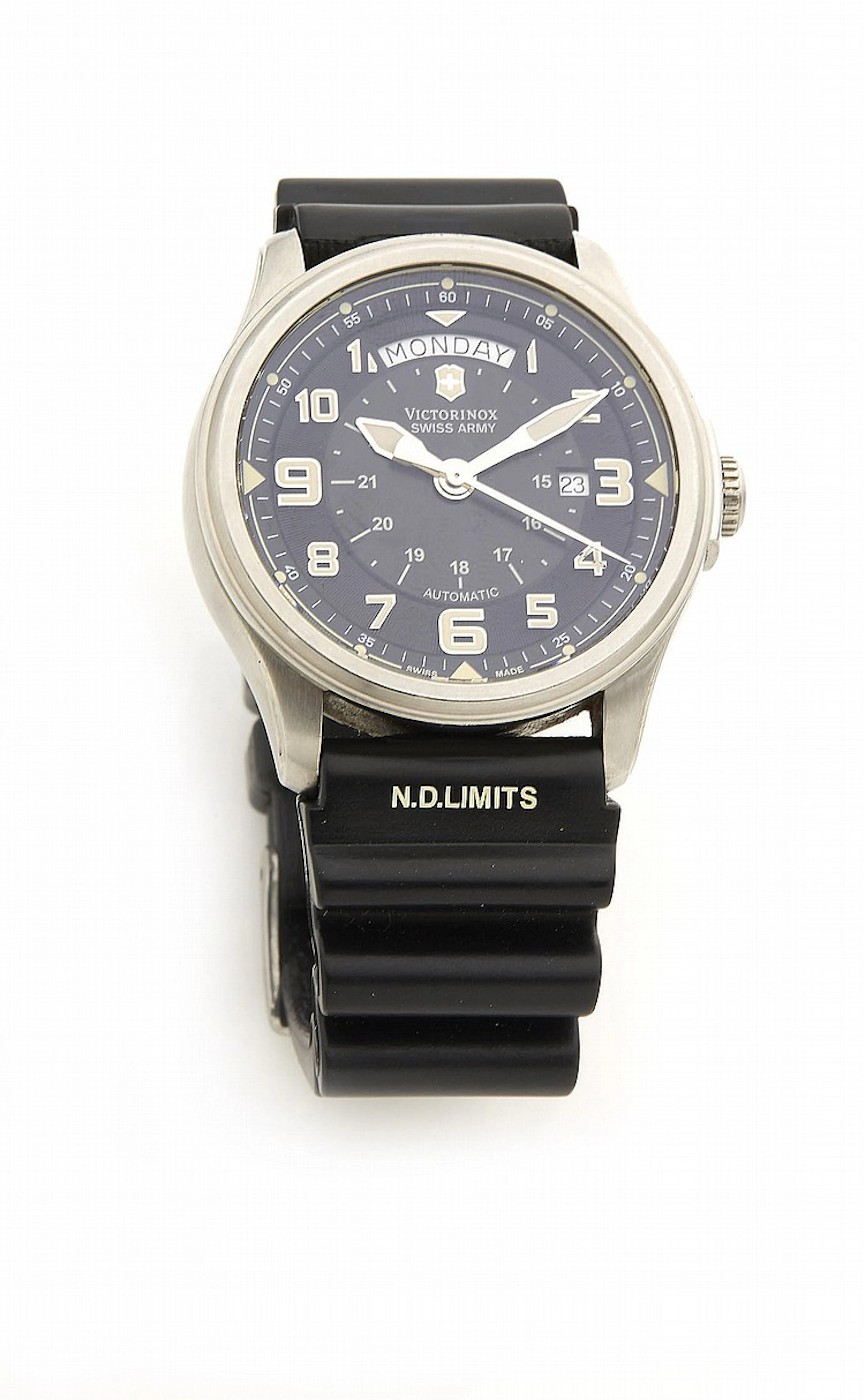 VICTORINOX, Montre braclet d homme en acier, boitier rond, cadran noir, ind