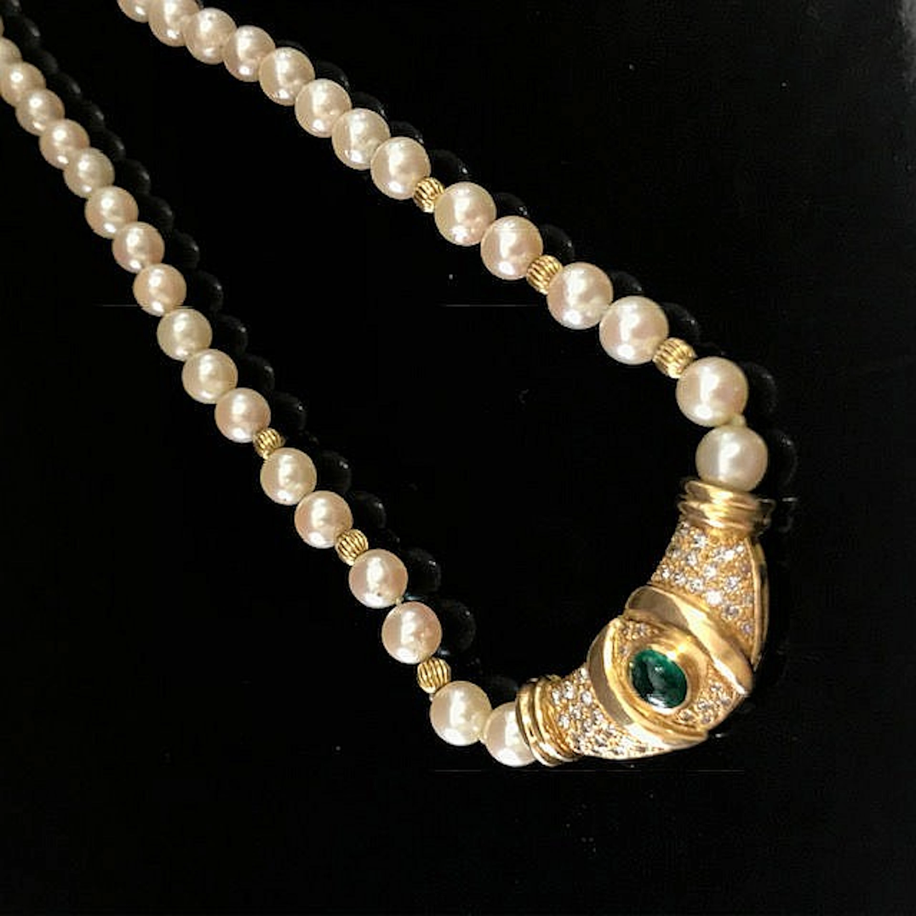 Collier de perles de culture, la partie centrale retenant un motif géometri