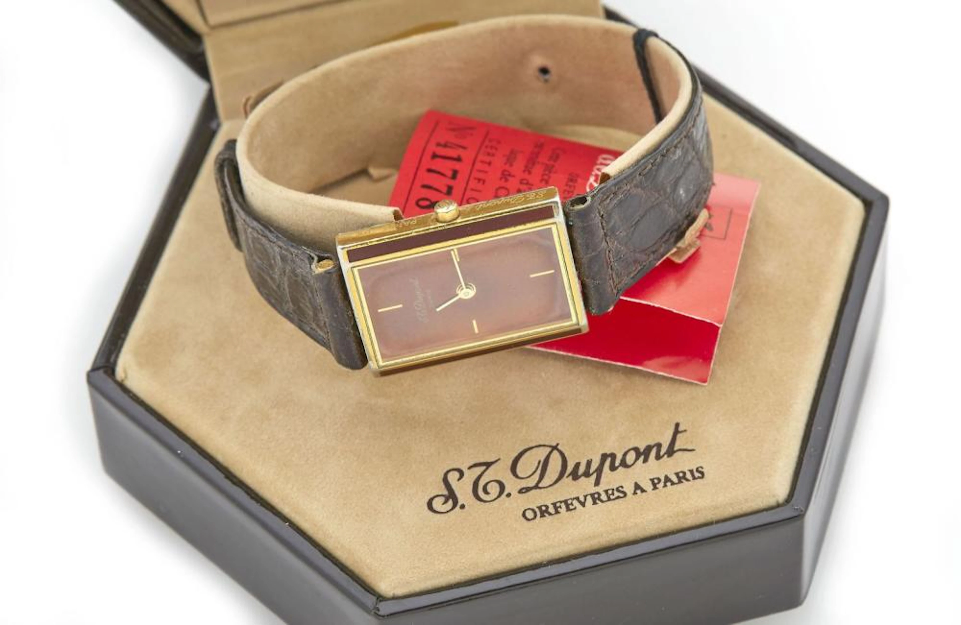 DUPONT, Montre bracelet en plaqué or et laque ambrée