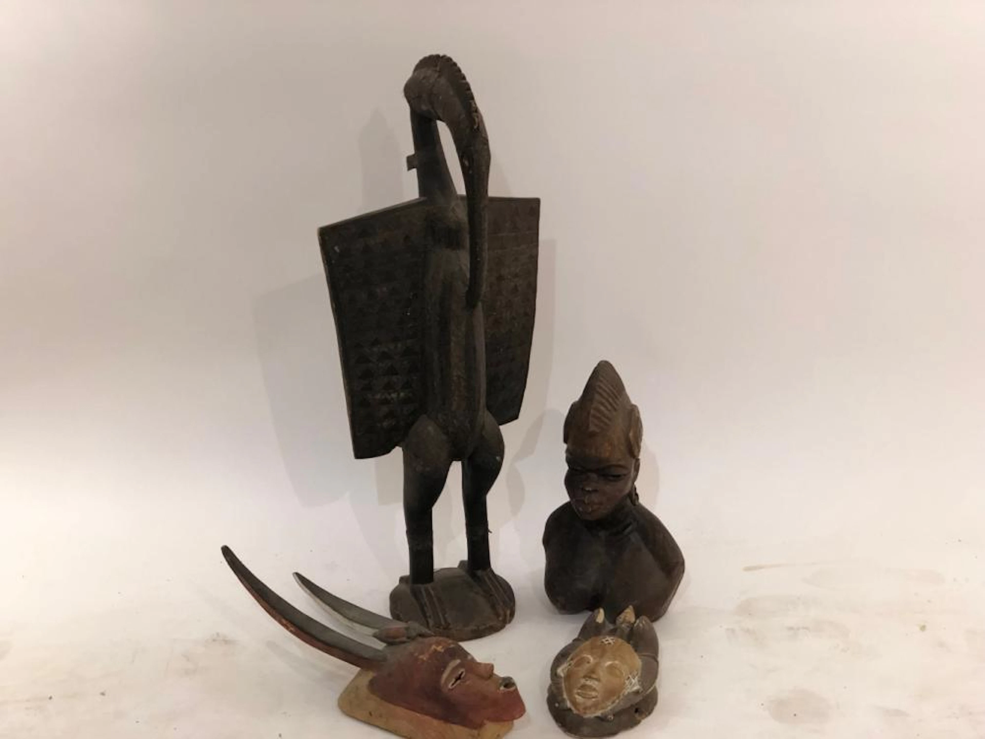 Lot de trois masques et une statue africaine. H: 25 cm à 96 cm
