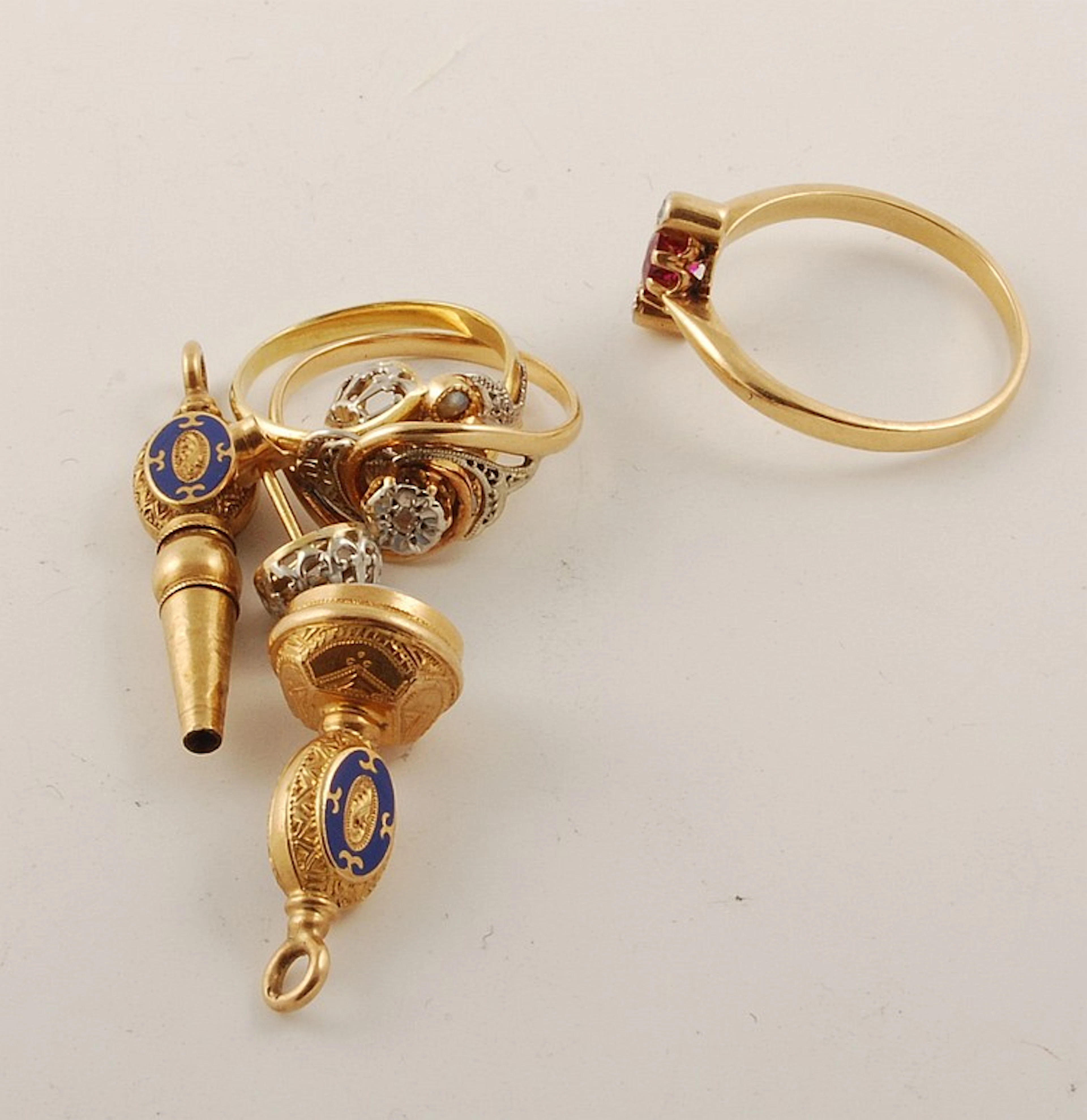 "Lot composé de débris de bagues en or jaune 18K...