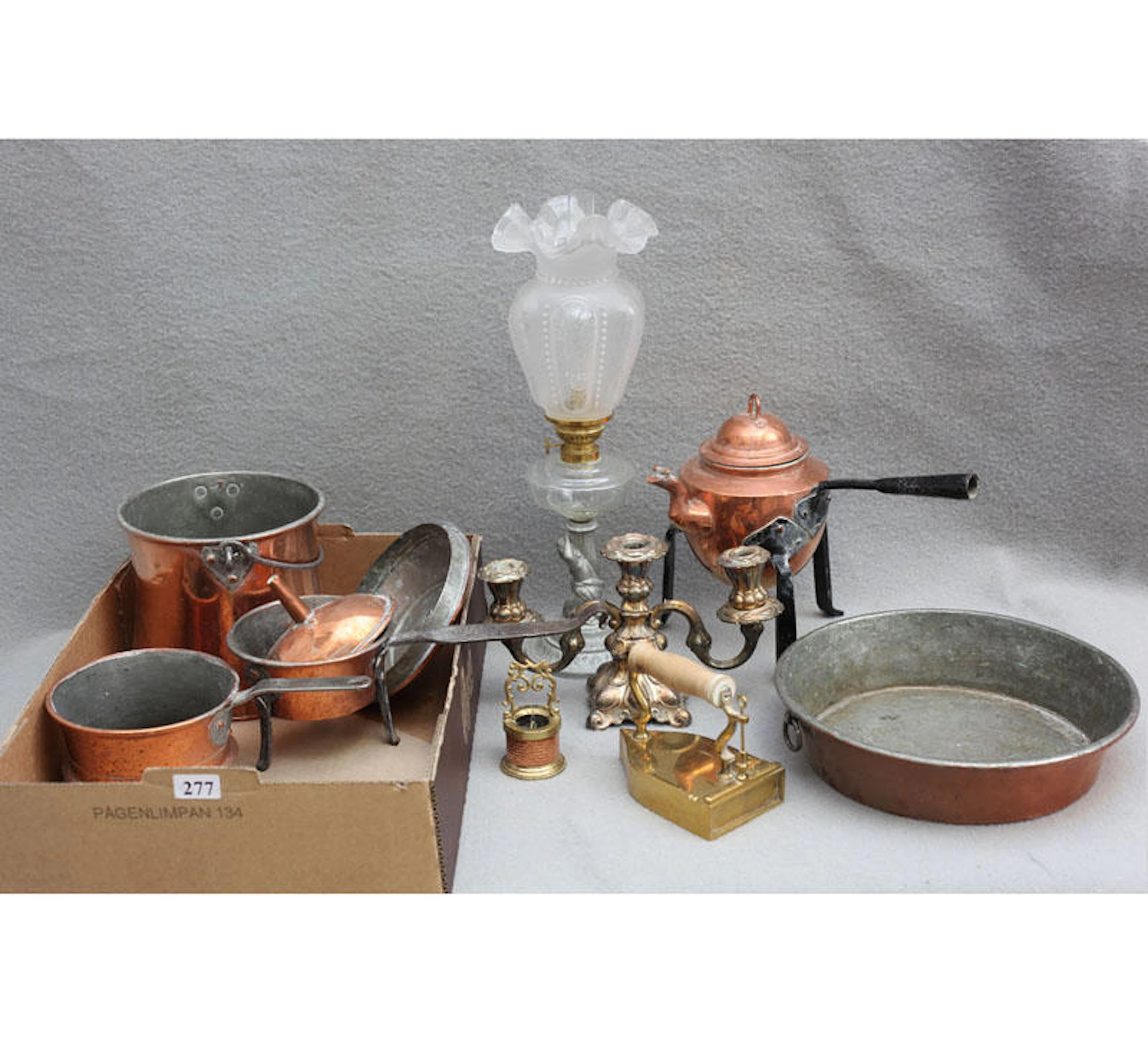 Parti antika kopparföremål, kandelaber nysilver, bordsfotogenlampa m.m.