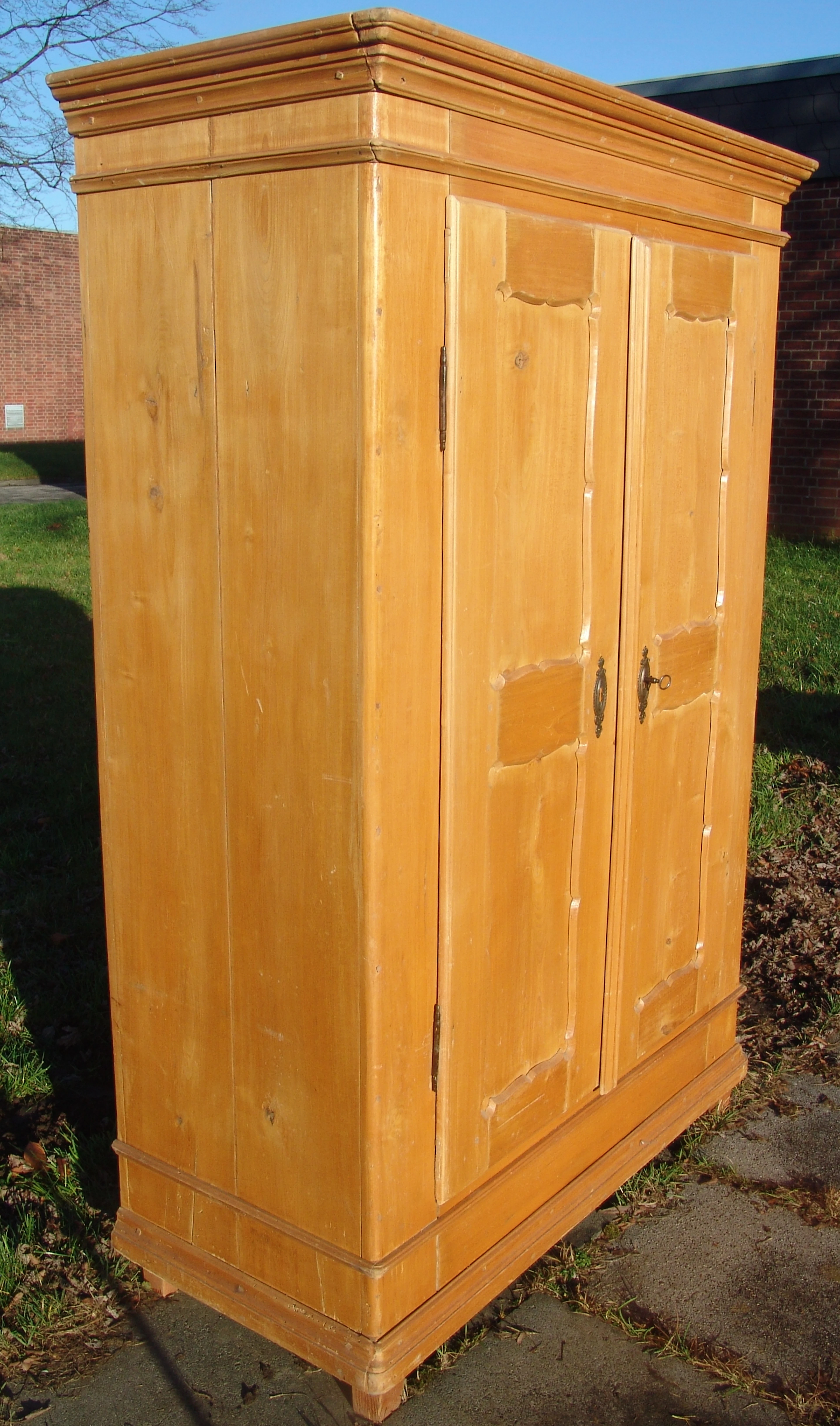 GARDEROBEN-SCHRANK, Biedermeier, um 1840.