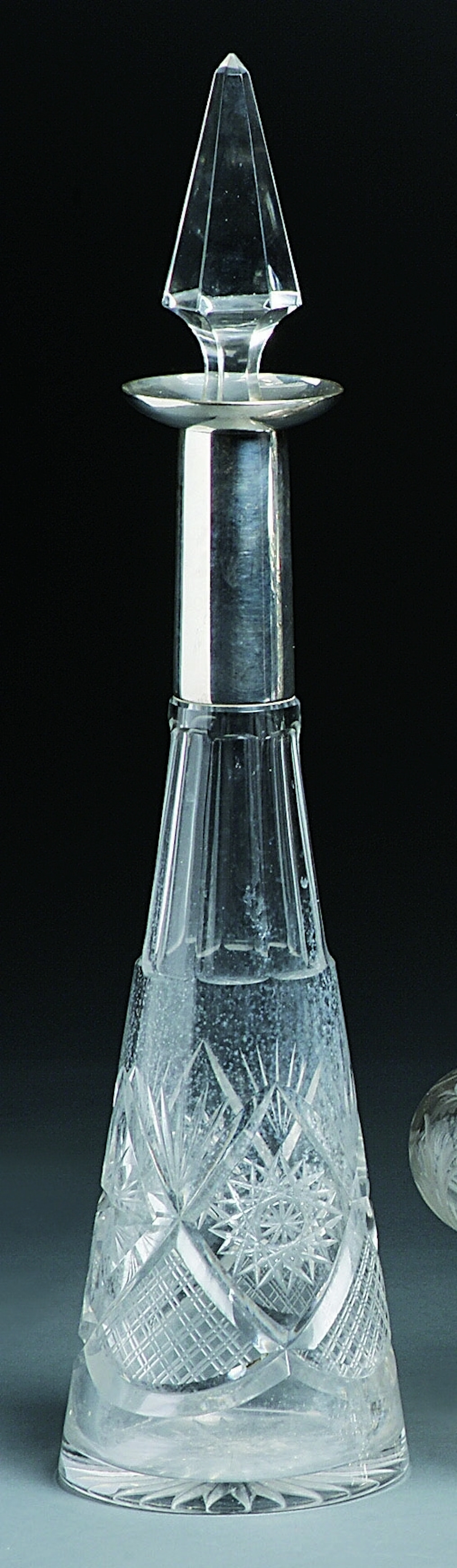 GLASKARAFFE MIT METALLMANSCHETTE. Zweite Hälfte 19. Jahrhundert.