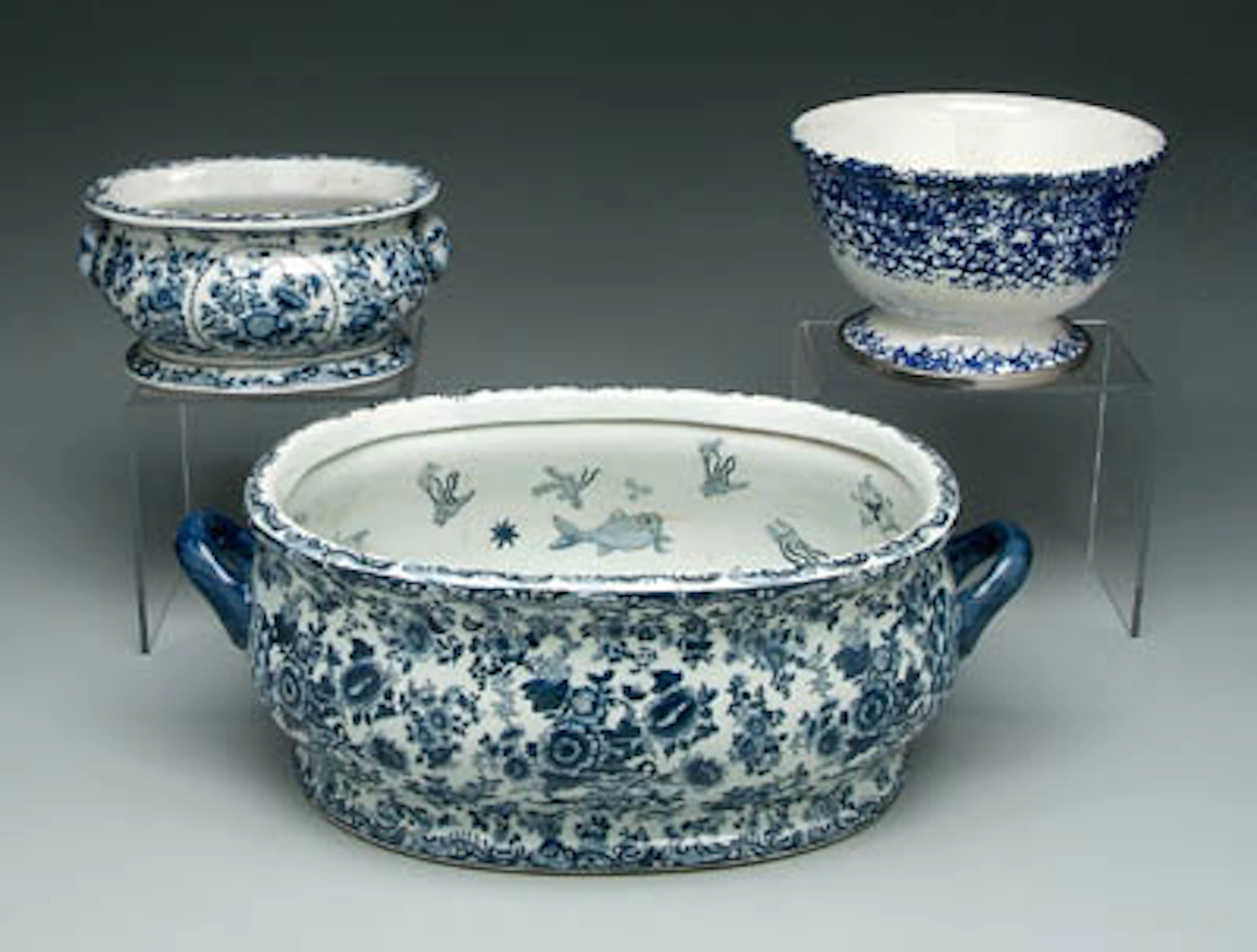 Three pieces blue and white ceramics: