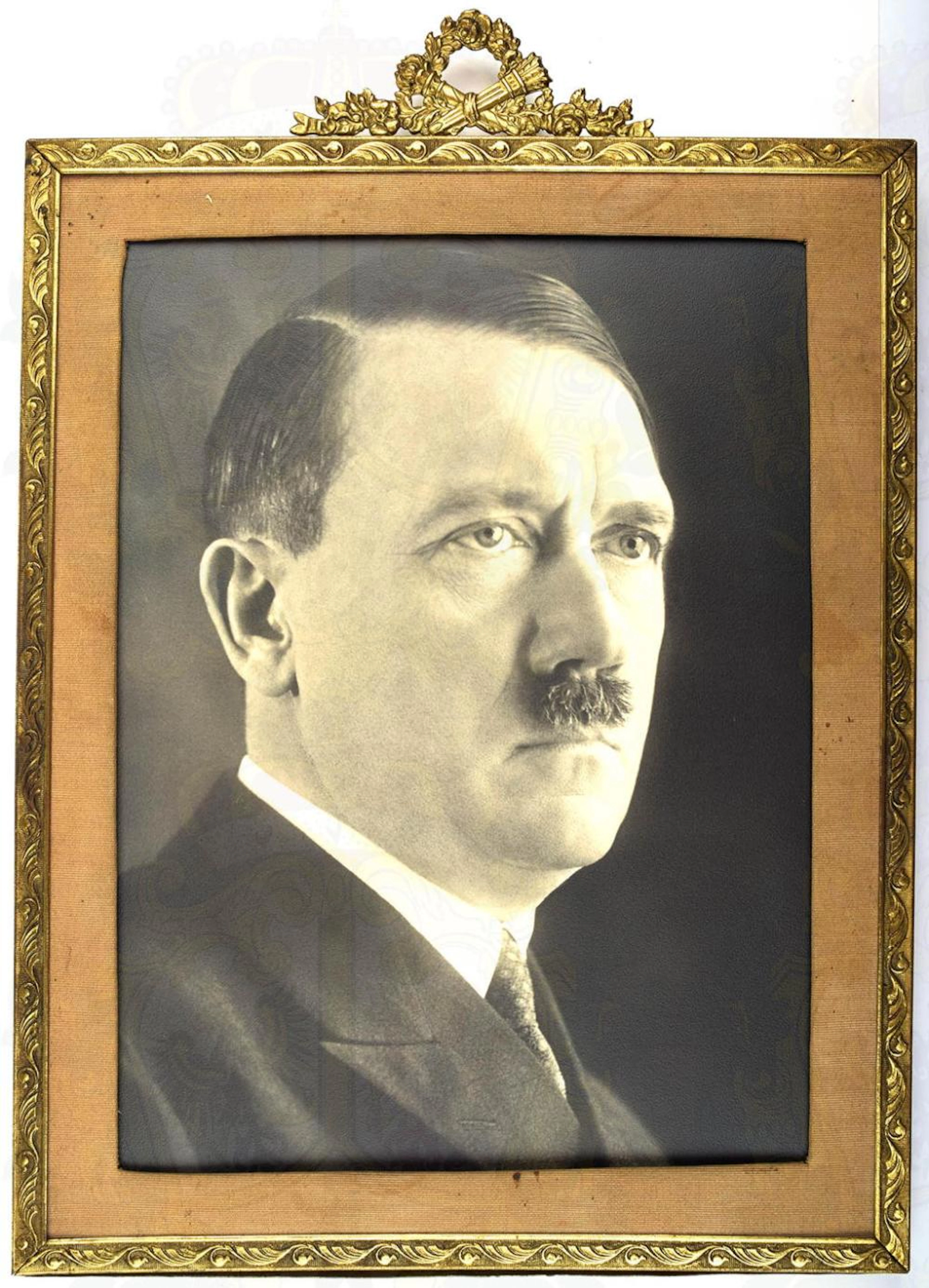 SCHREIBTISCH-DEKORATION PORTRAITFOTO ADOLF HITLER, Aufnahme im Anzug um 193