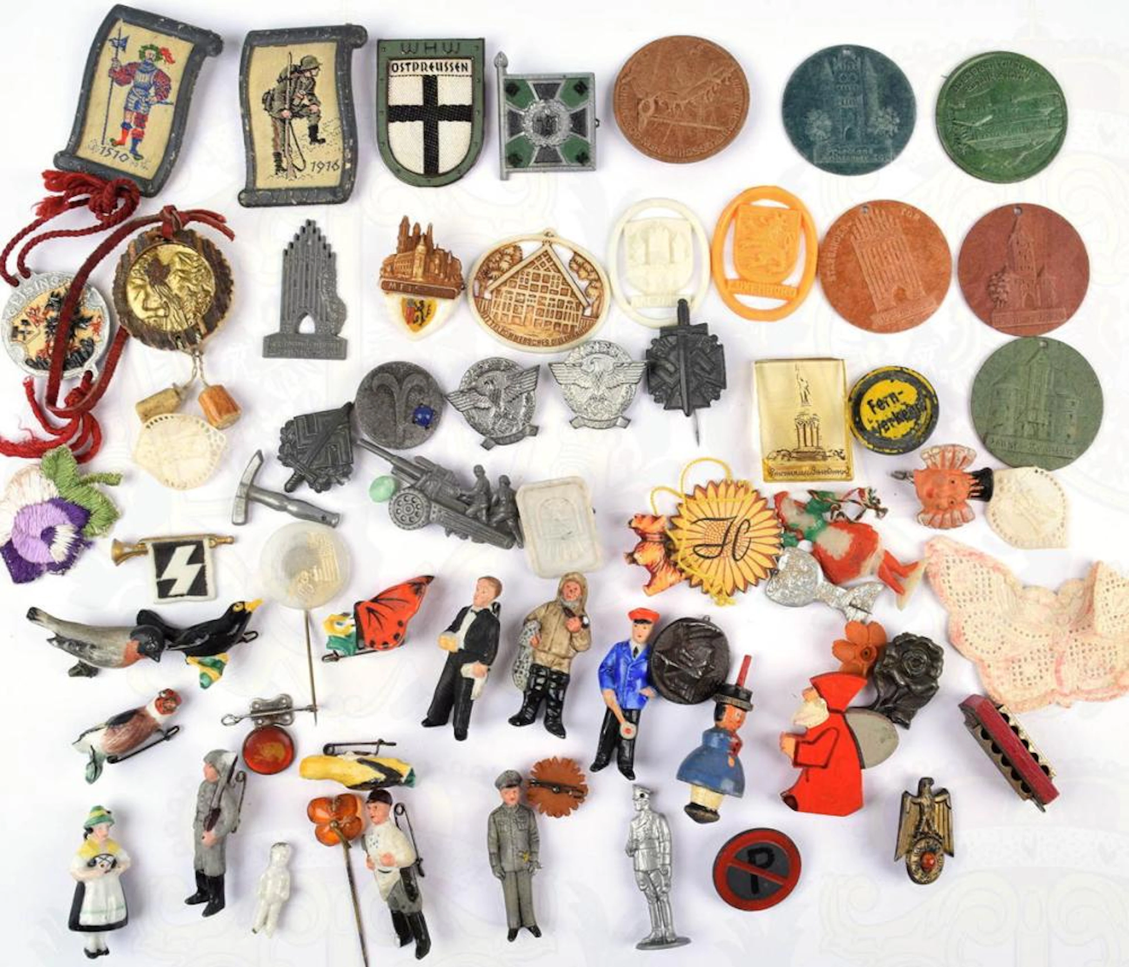 SAMMLUNG CA. 65 WHW-ABZEICHEN UND FIGURE