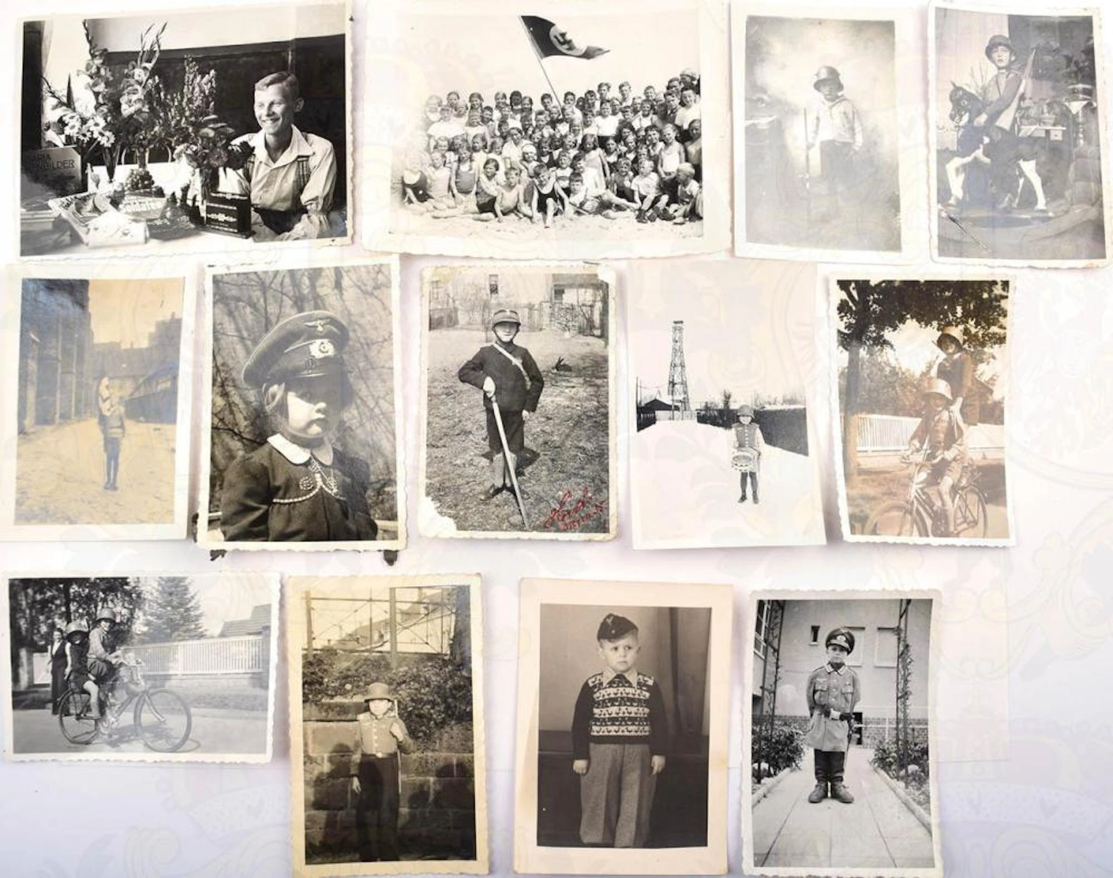 30 FOTOS KINDER MEIST IN UNIFORM