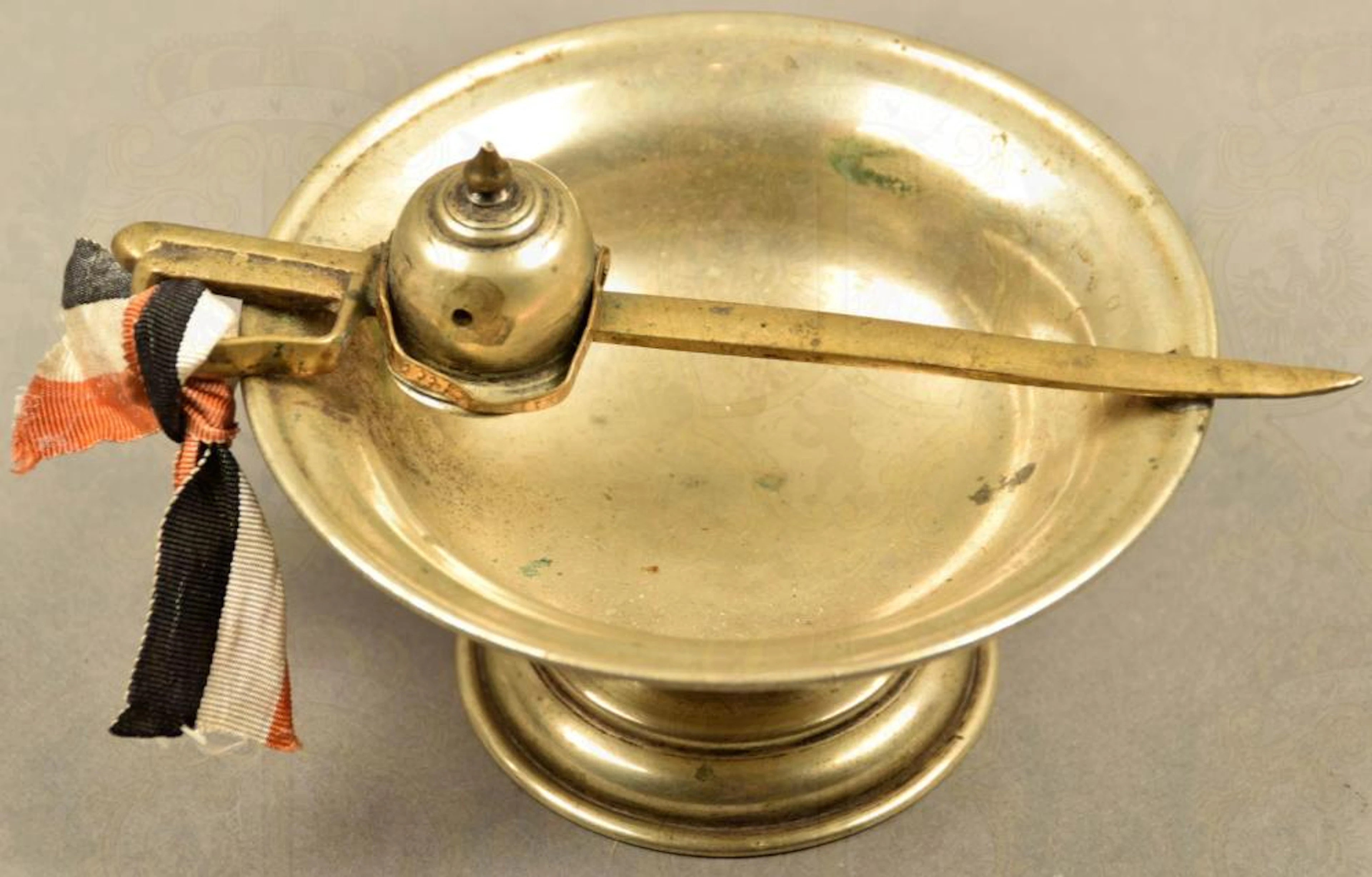 Pariotischer Aschenbecher