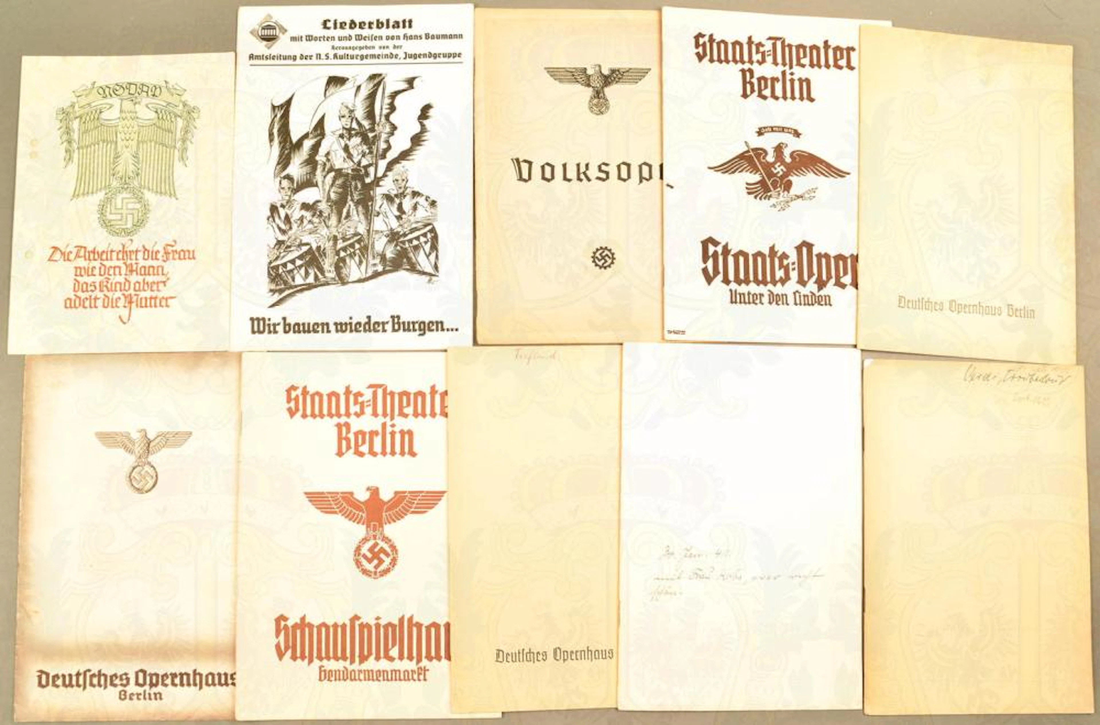 8 Bühnenprogramme, je 1 Schmuck- und Liederblatt