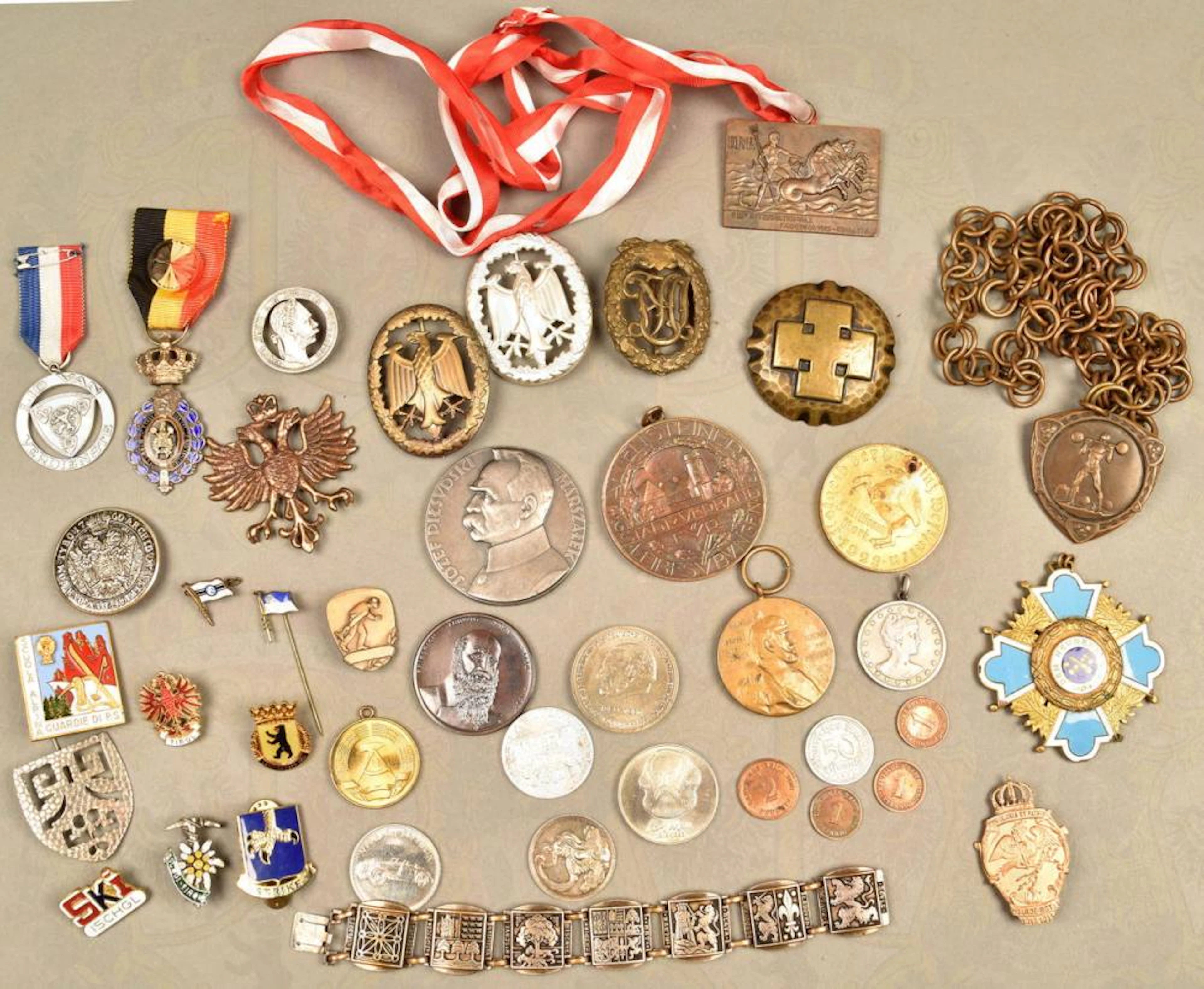 41 MEDAILLEN, ABZEICHEN UND MÜNZE