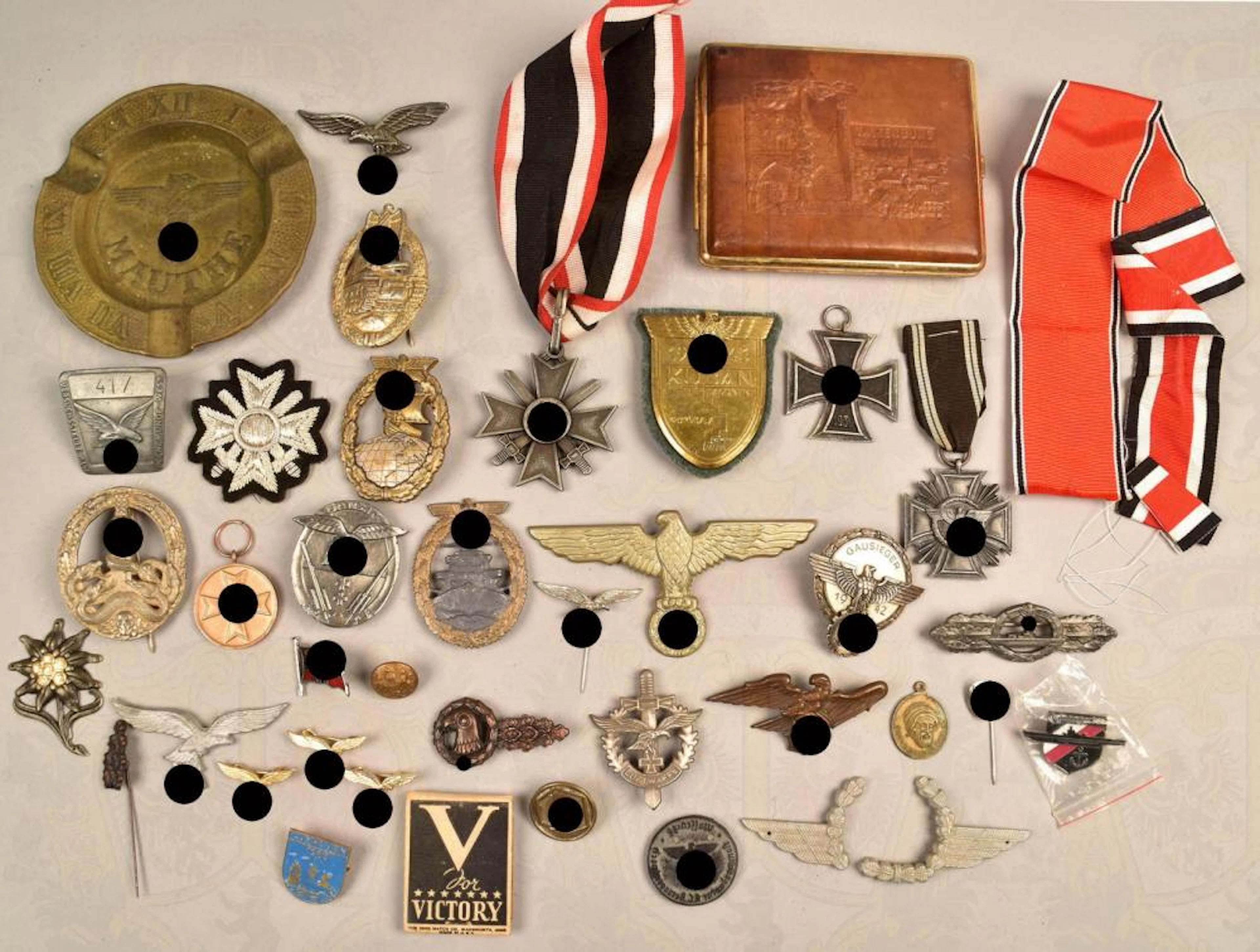 15 Ehrenzeichen und über 20 Abzeichen - 15 awards and 20 badges