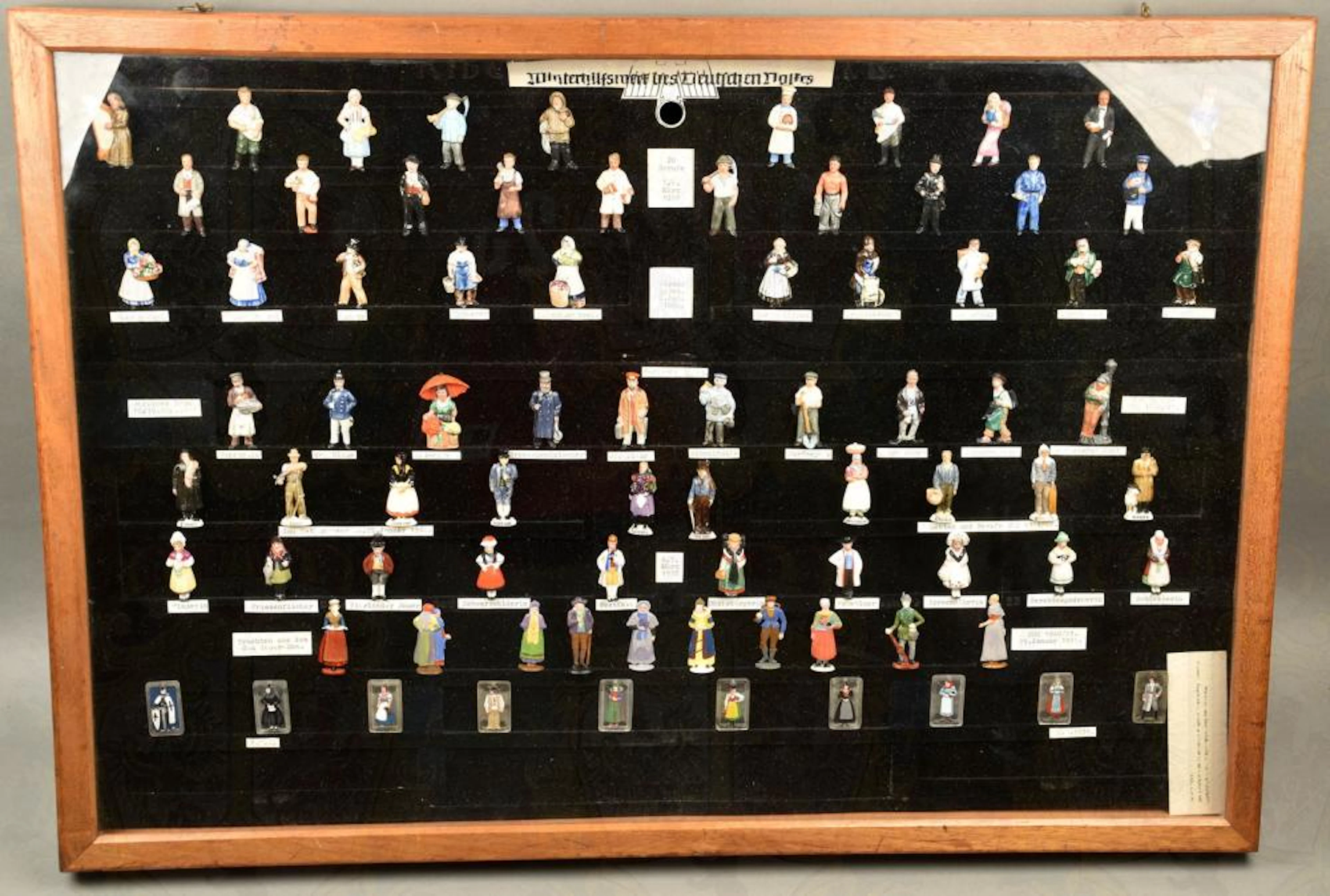 SAMMLUNG 80 WHW-FIGUREN IM SCHAUKASTEN COLLECTION OF 80...