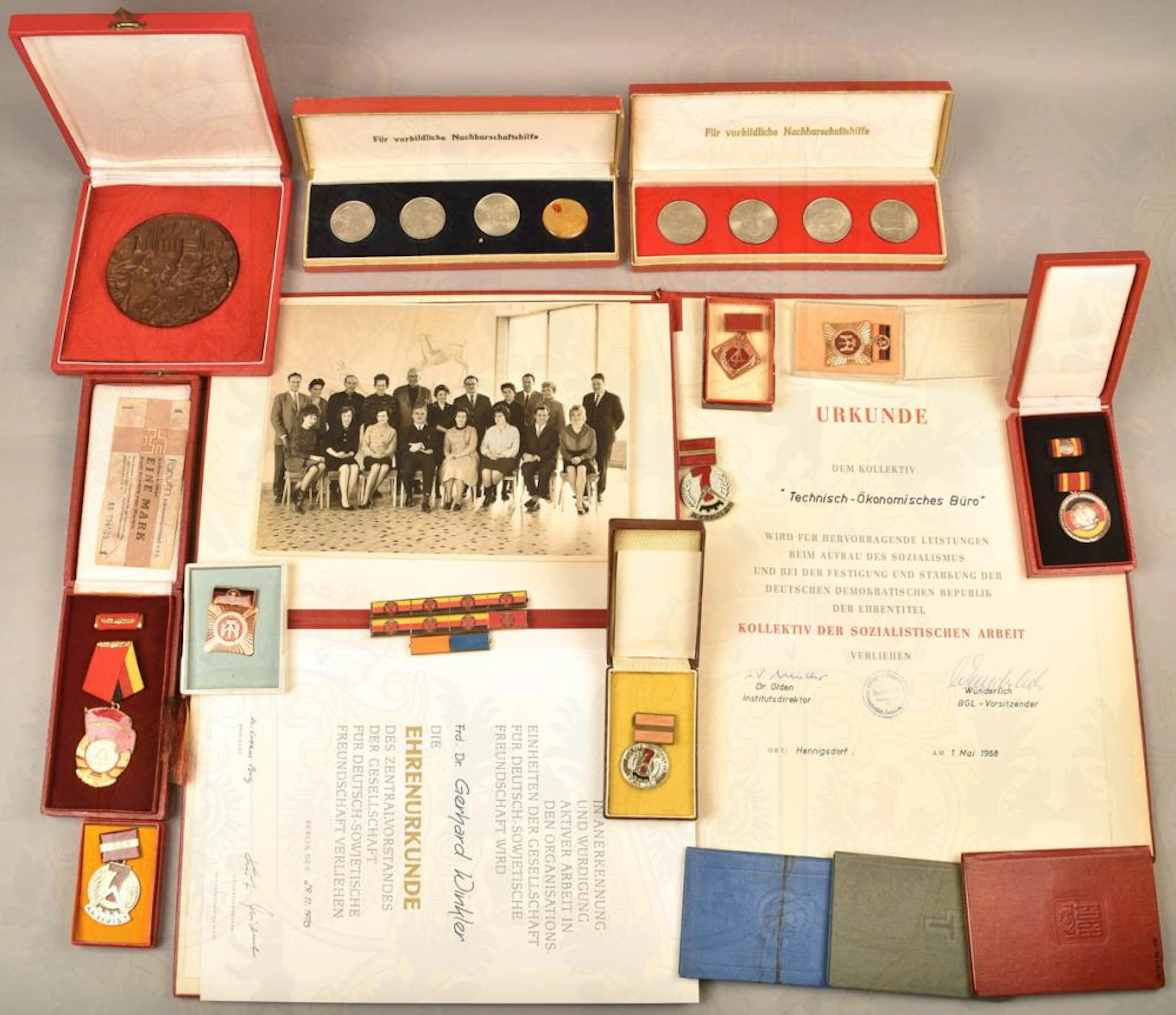 Konvolut DDR Ehrenzeichen und Dokumente Collection of GDR awards