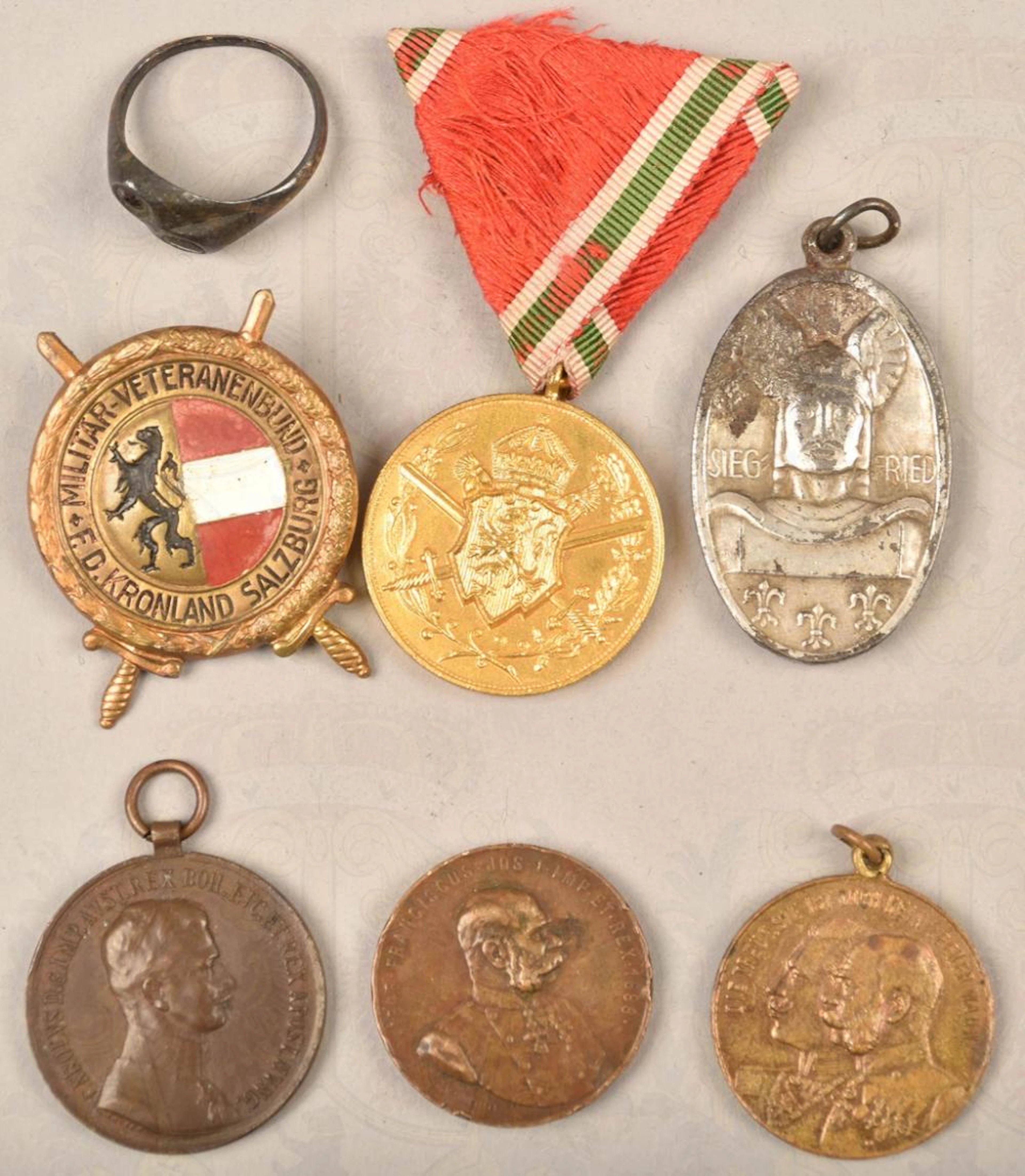 6 Ehrenzeichen und Medaillen 6 awards and medals...