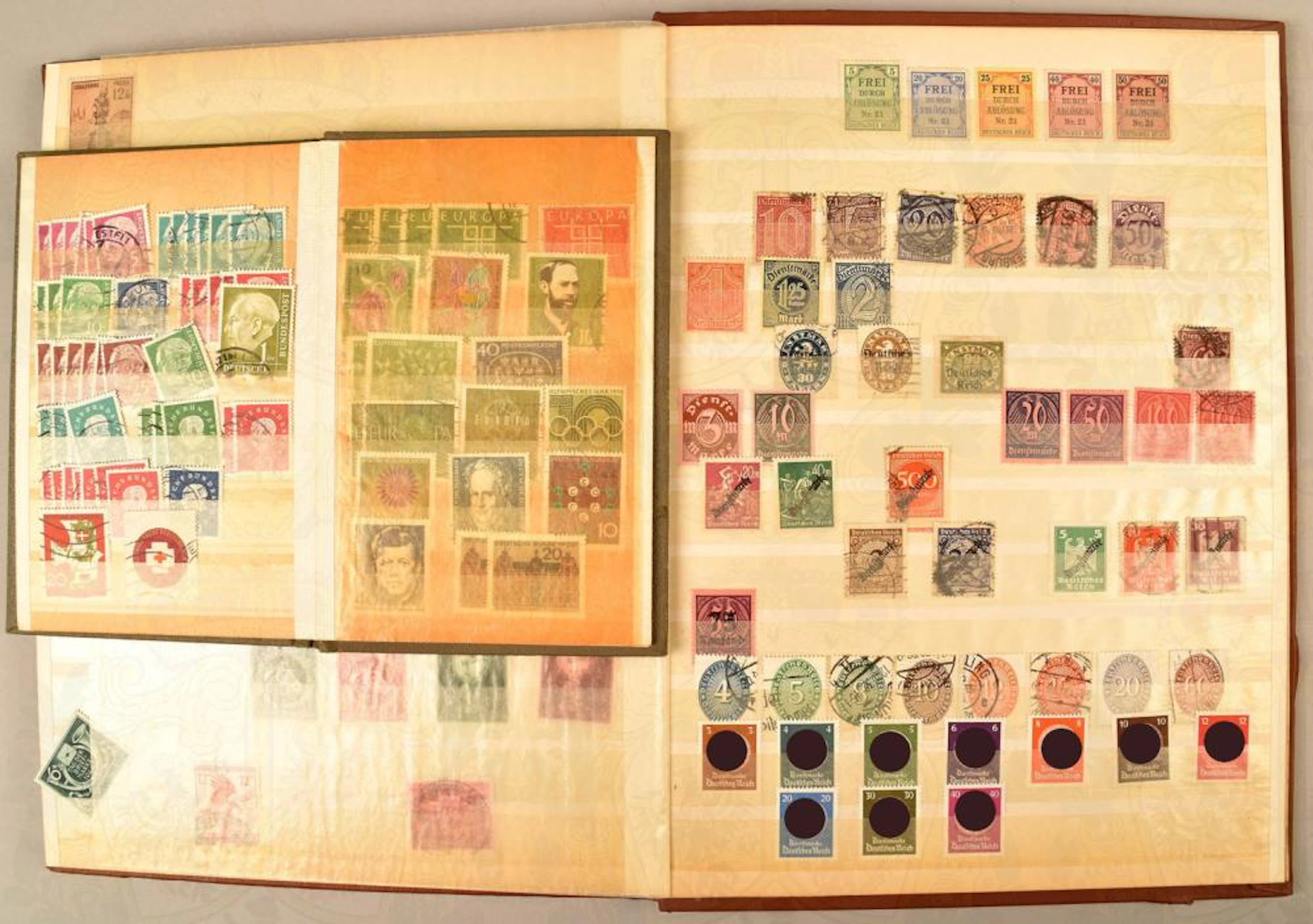 2 gesteckte Briefmarkenalben Deutschland