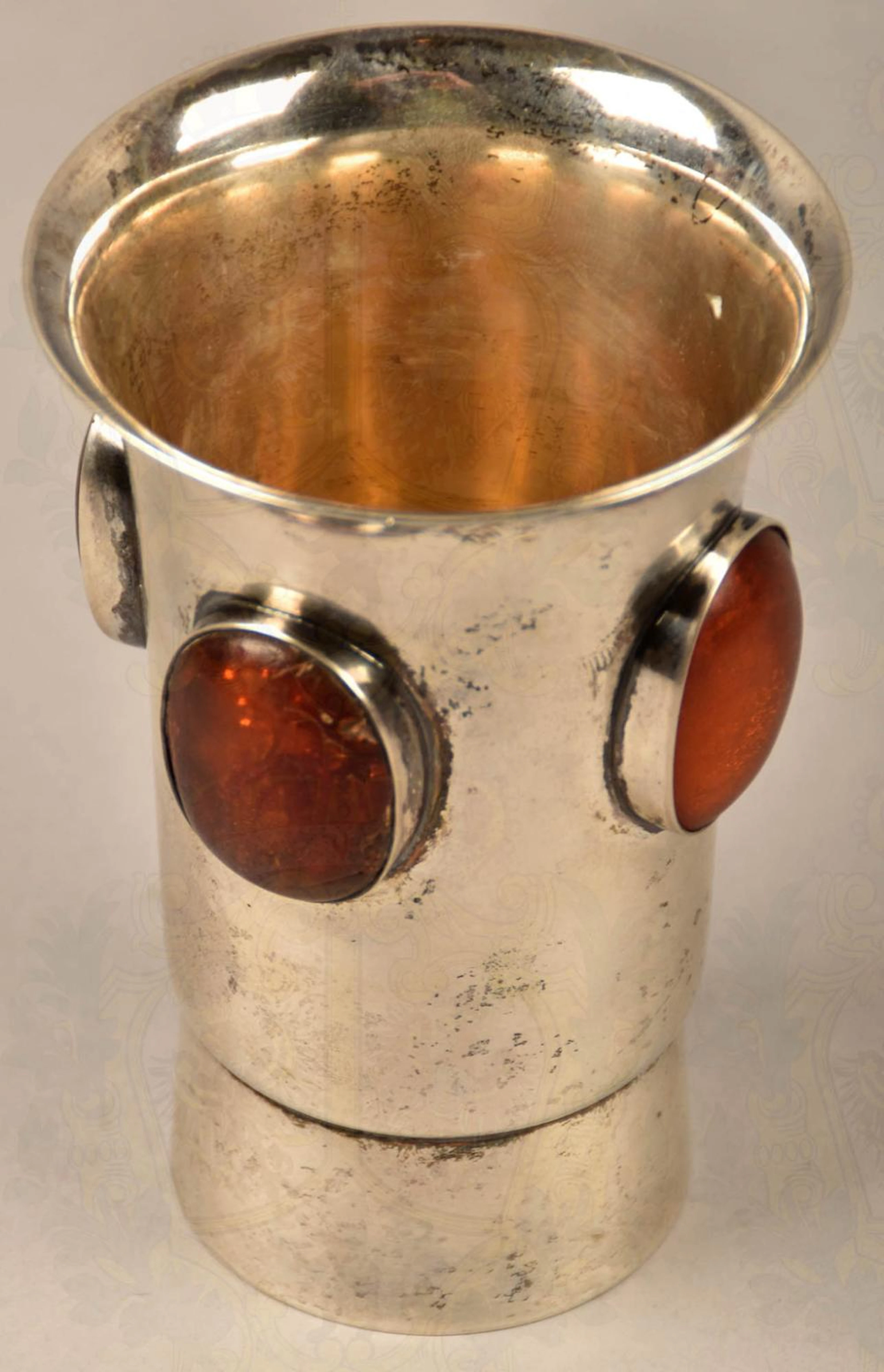 Silberbecher mit Bernsteincabochons Silver cup with amber cabochons