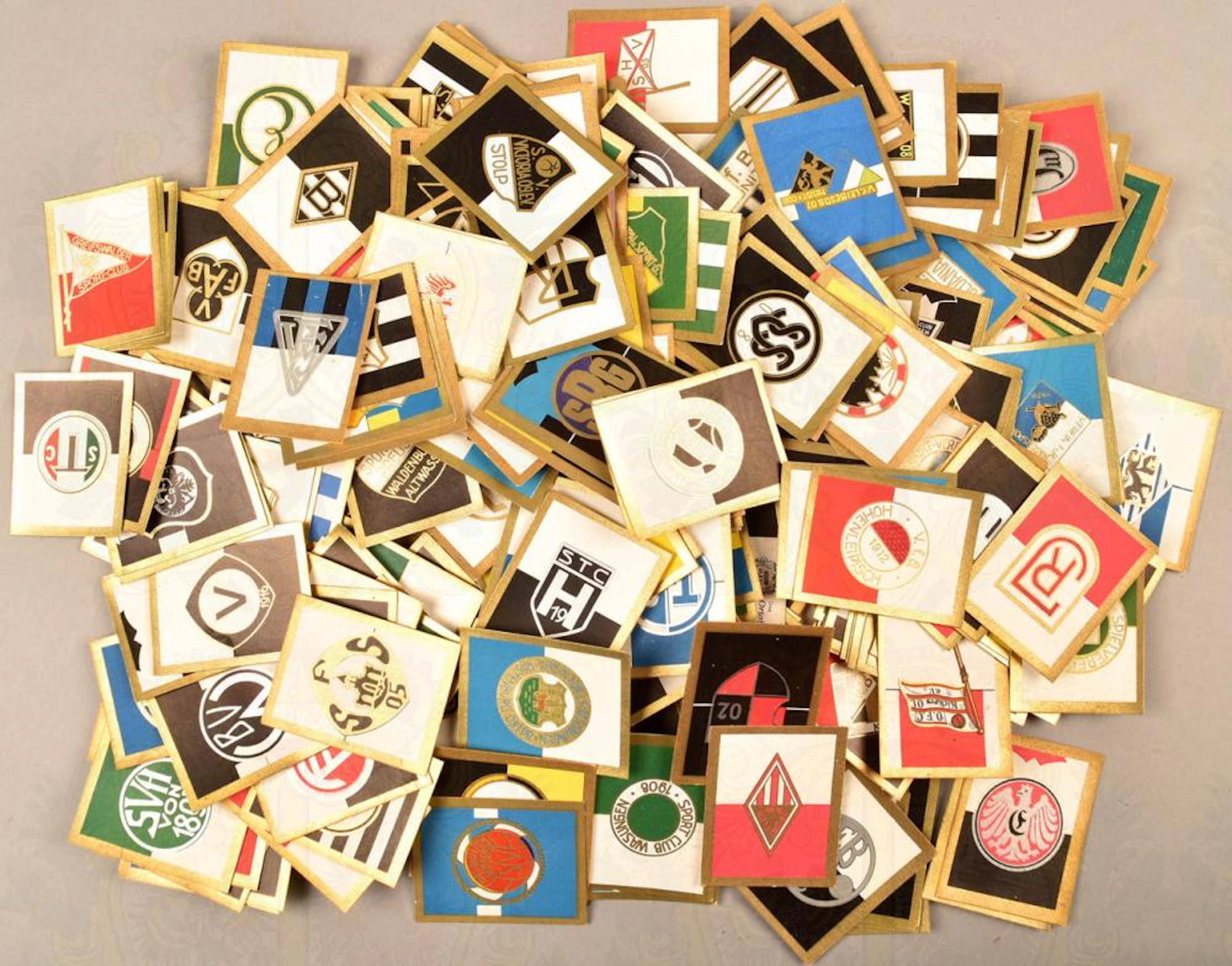 Über 400 Einzelbilder Sportwappen I: Fussball