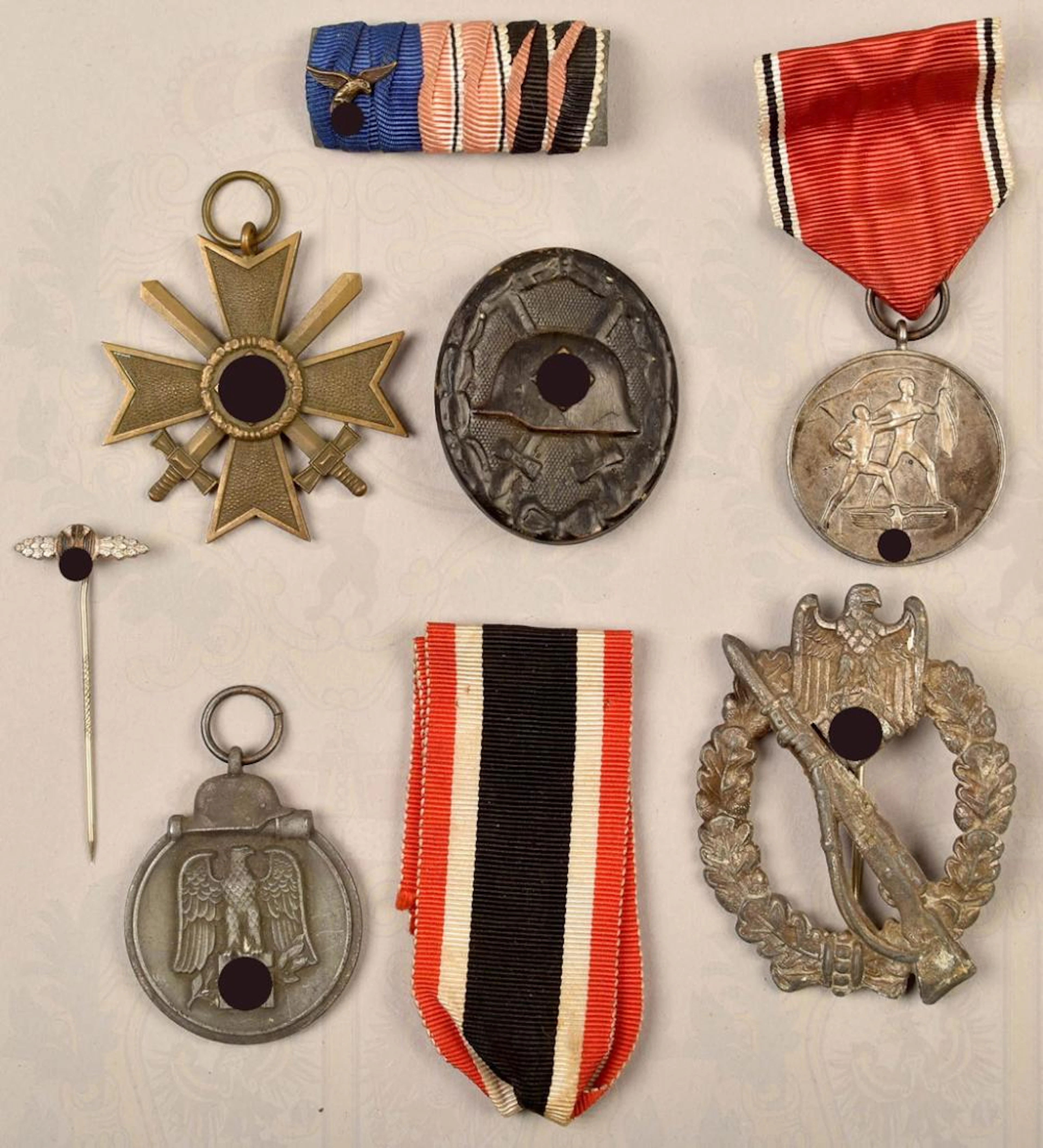 5 Ehrenzeichen, 1 Miniatur, 1 Feldspange
