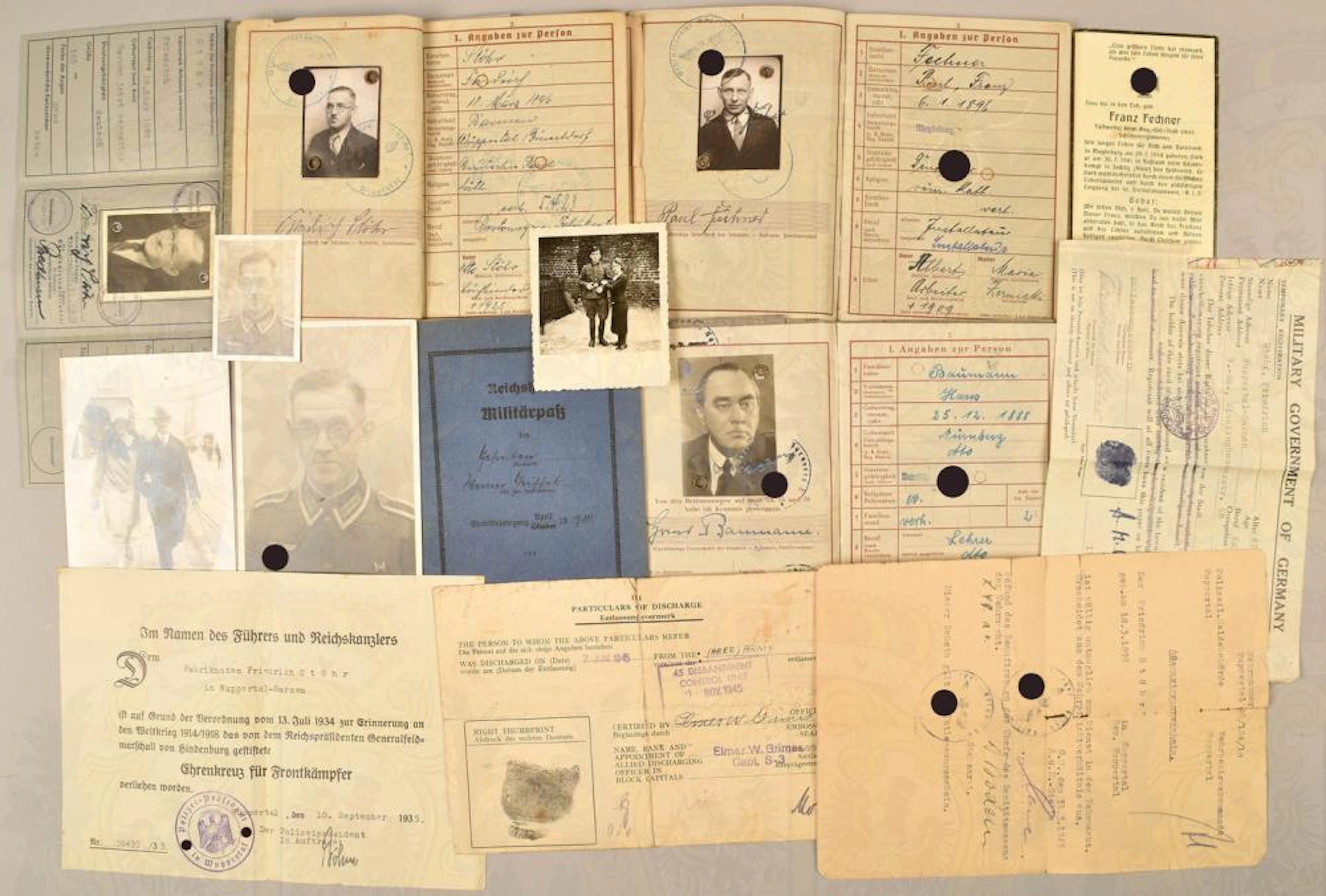 4 Wehrpässe und Konvolut Dokumente