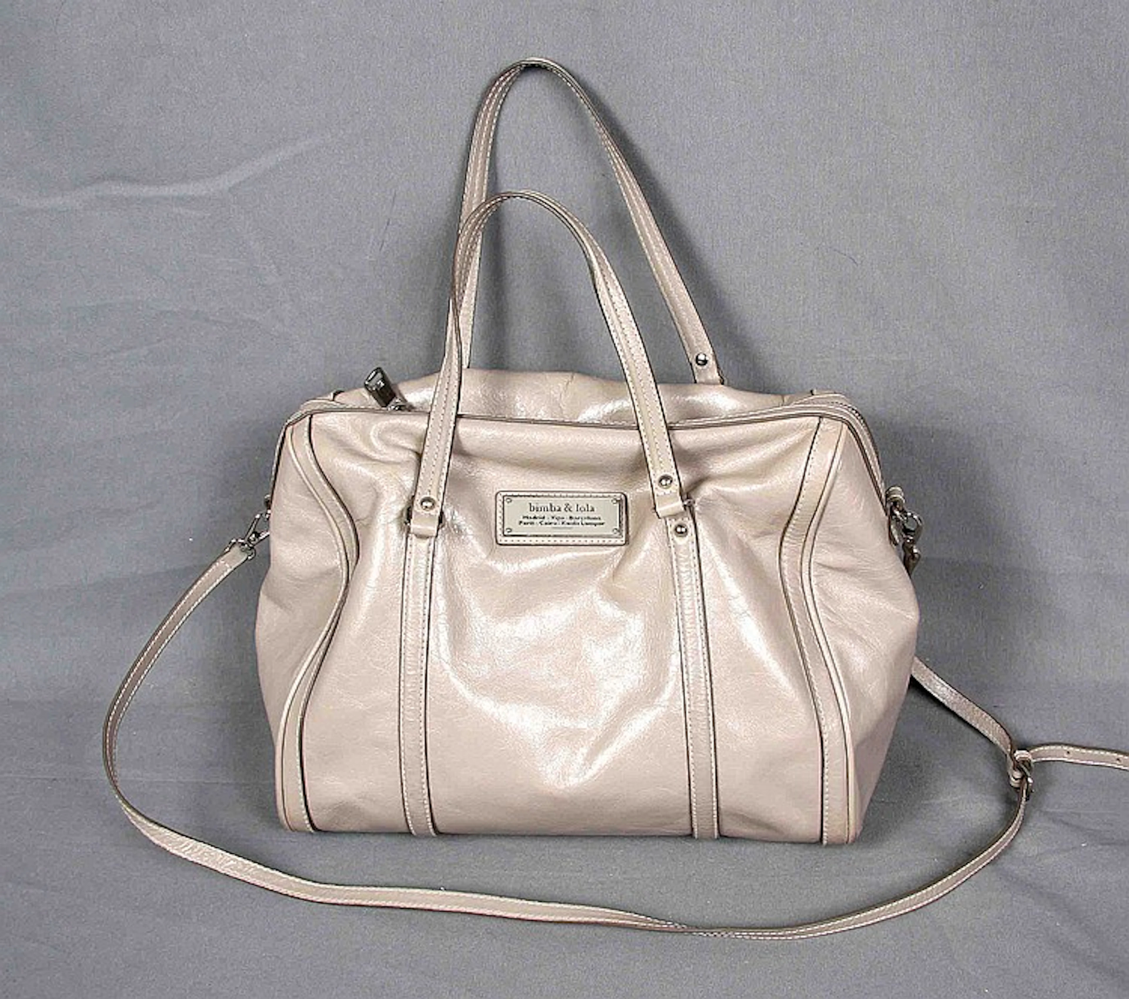 Bolso vintage de la firma BIMBA Y LOLA, en color gris. Med.: 45x35 cm. aprox.
