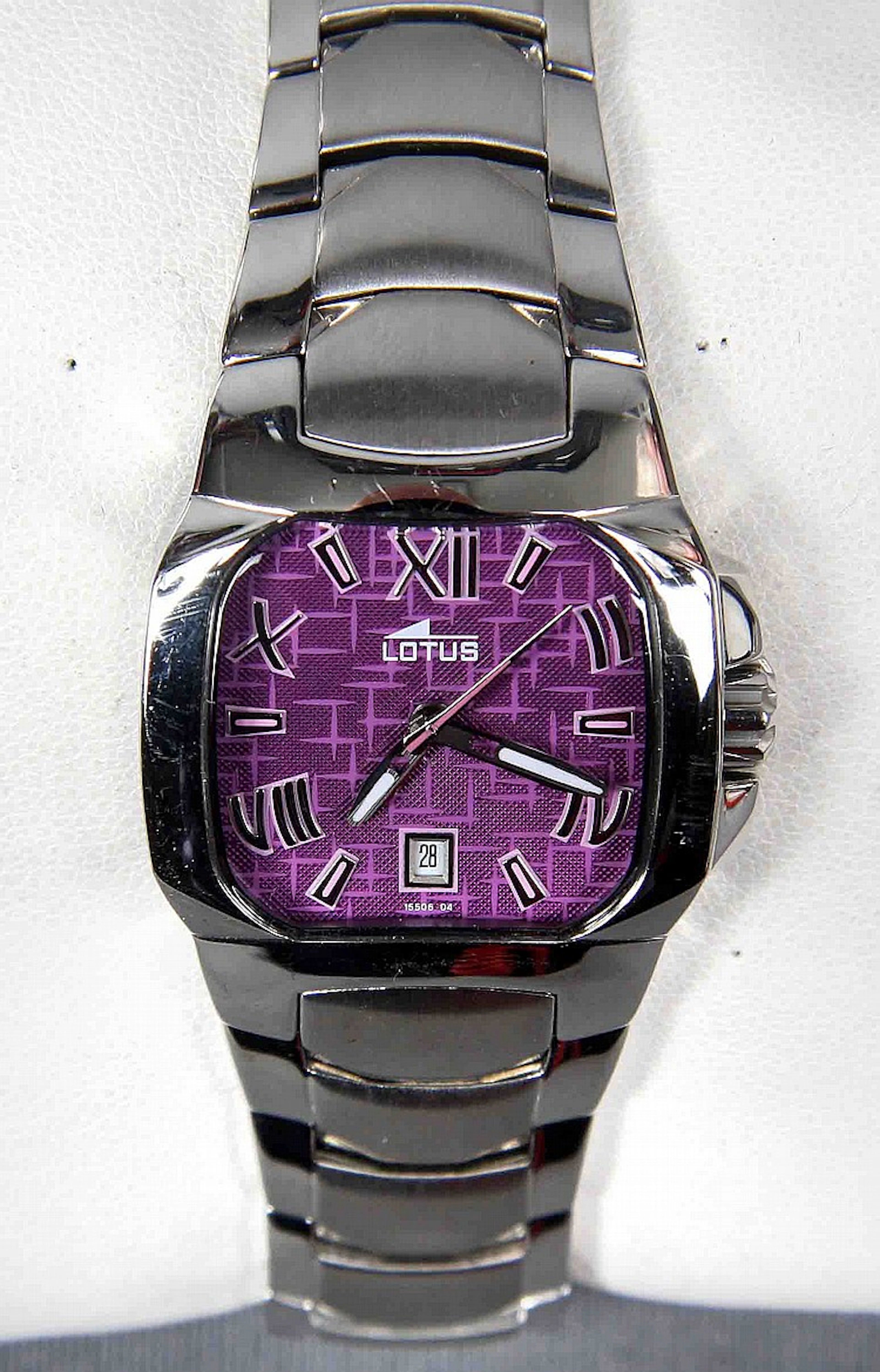 Reloj de pulsera LOTUS, con esfera violeta, números romanos y armis de acero.