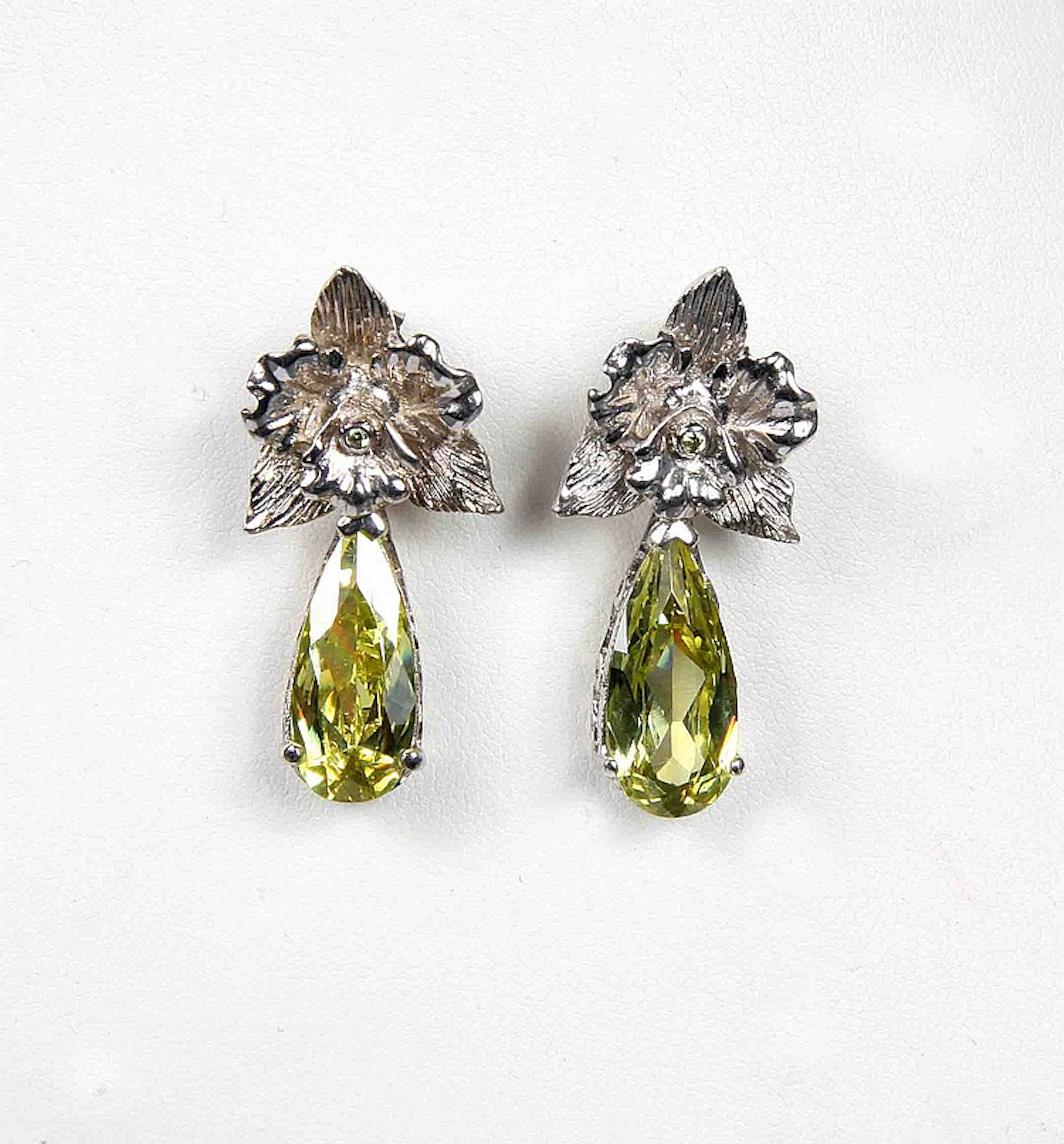 A PAIR OF ROCK CRYSTAL DROP EARRINGS