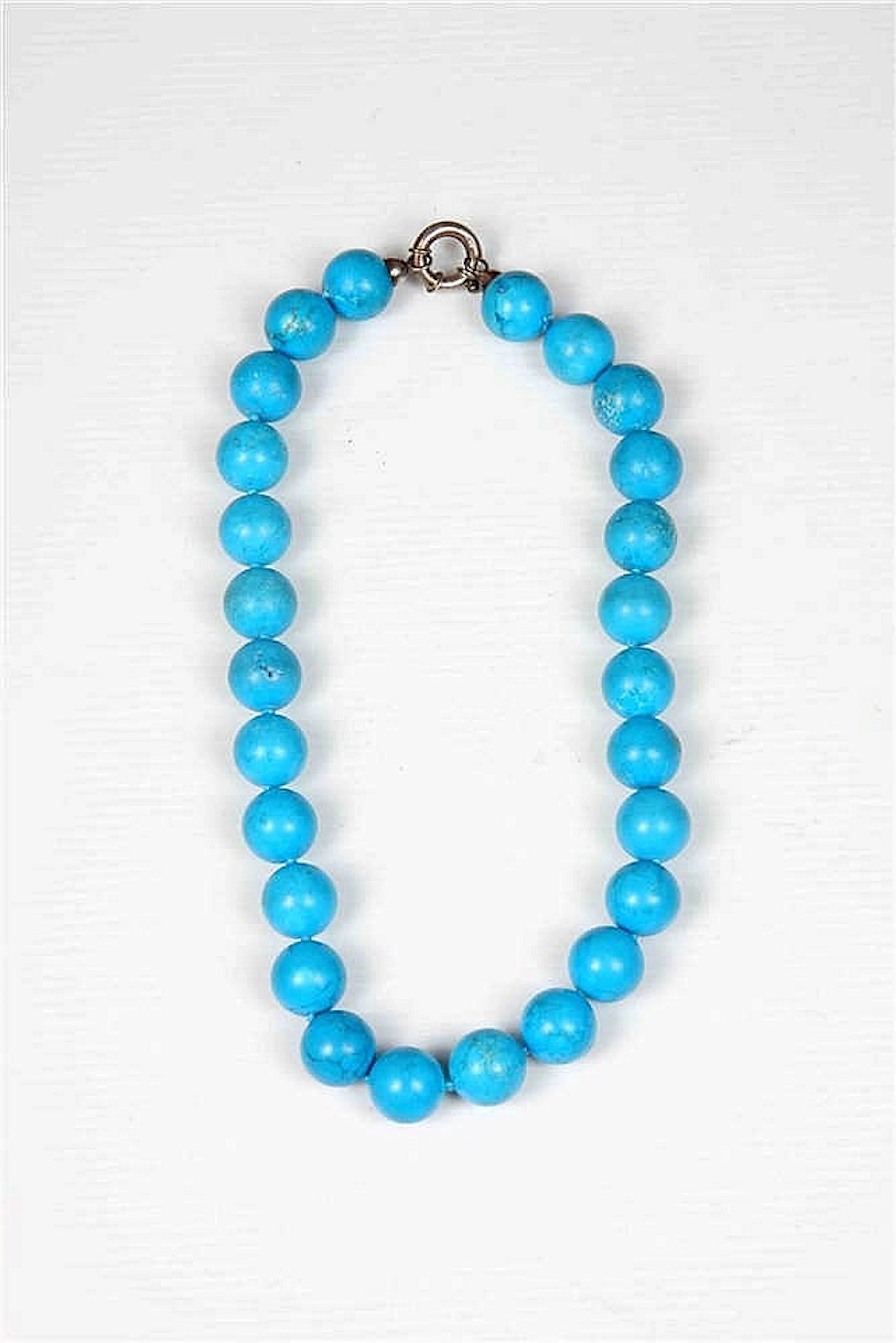 A TURQUOISE BEAD NECKLACE