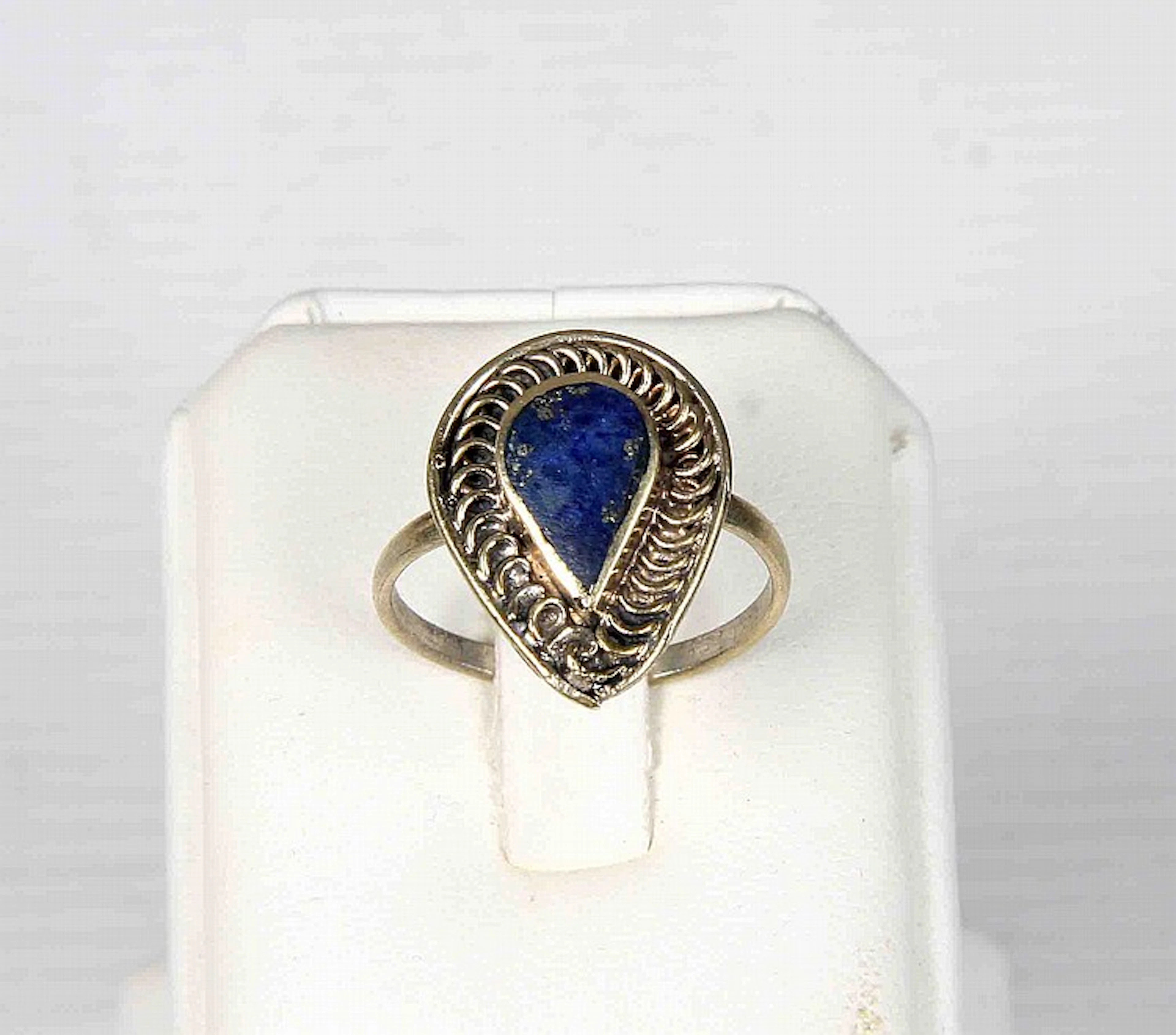 A LAPIS LAZULI AND SILVER RING