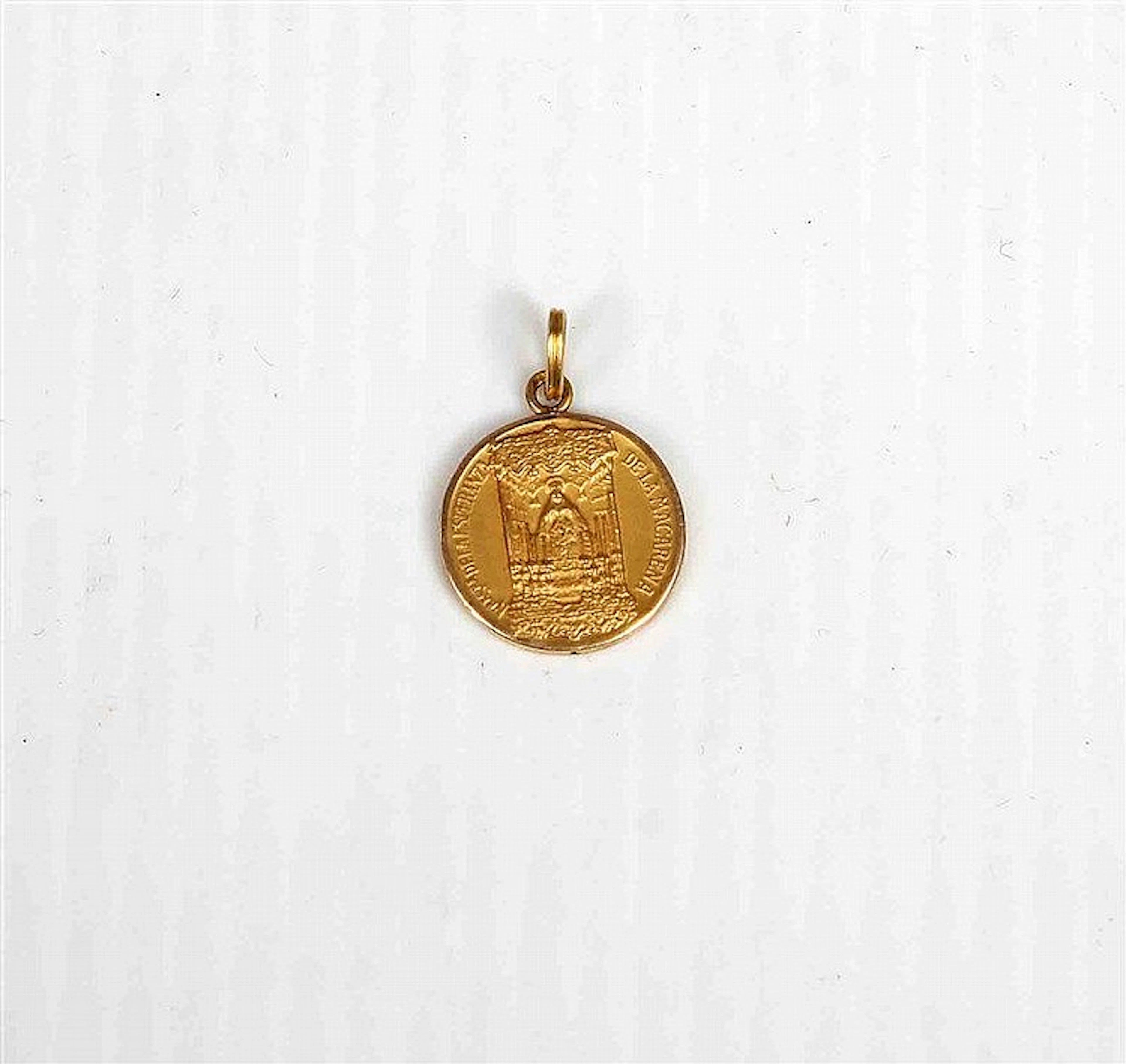 Gold medal of the Virgen de la Macarena. Medalla en oro de la Virgen d