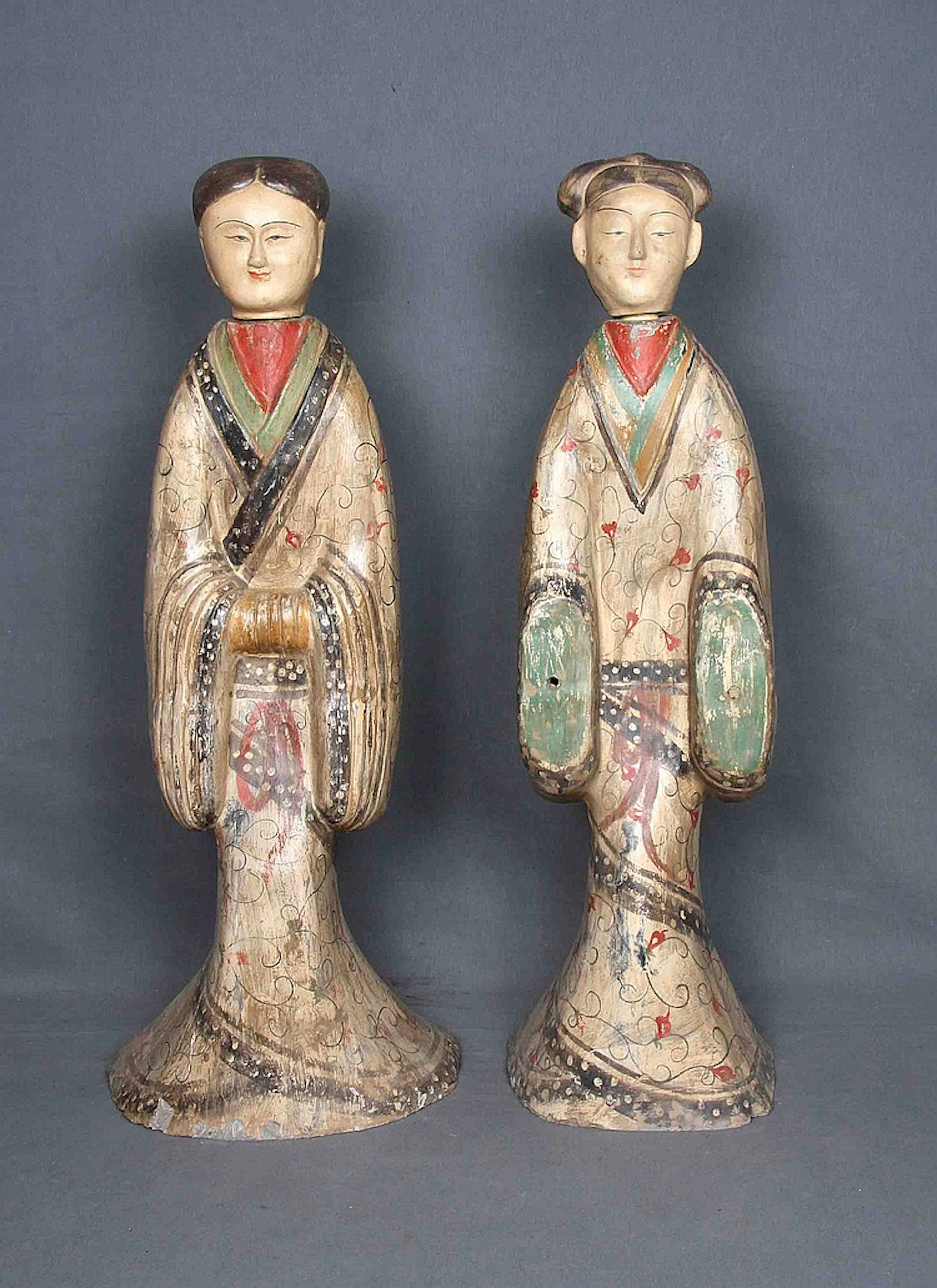 Pareja de esculturas chinas Dama Xuyong, S.XX, policromadas