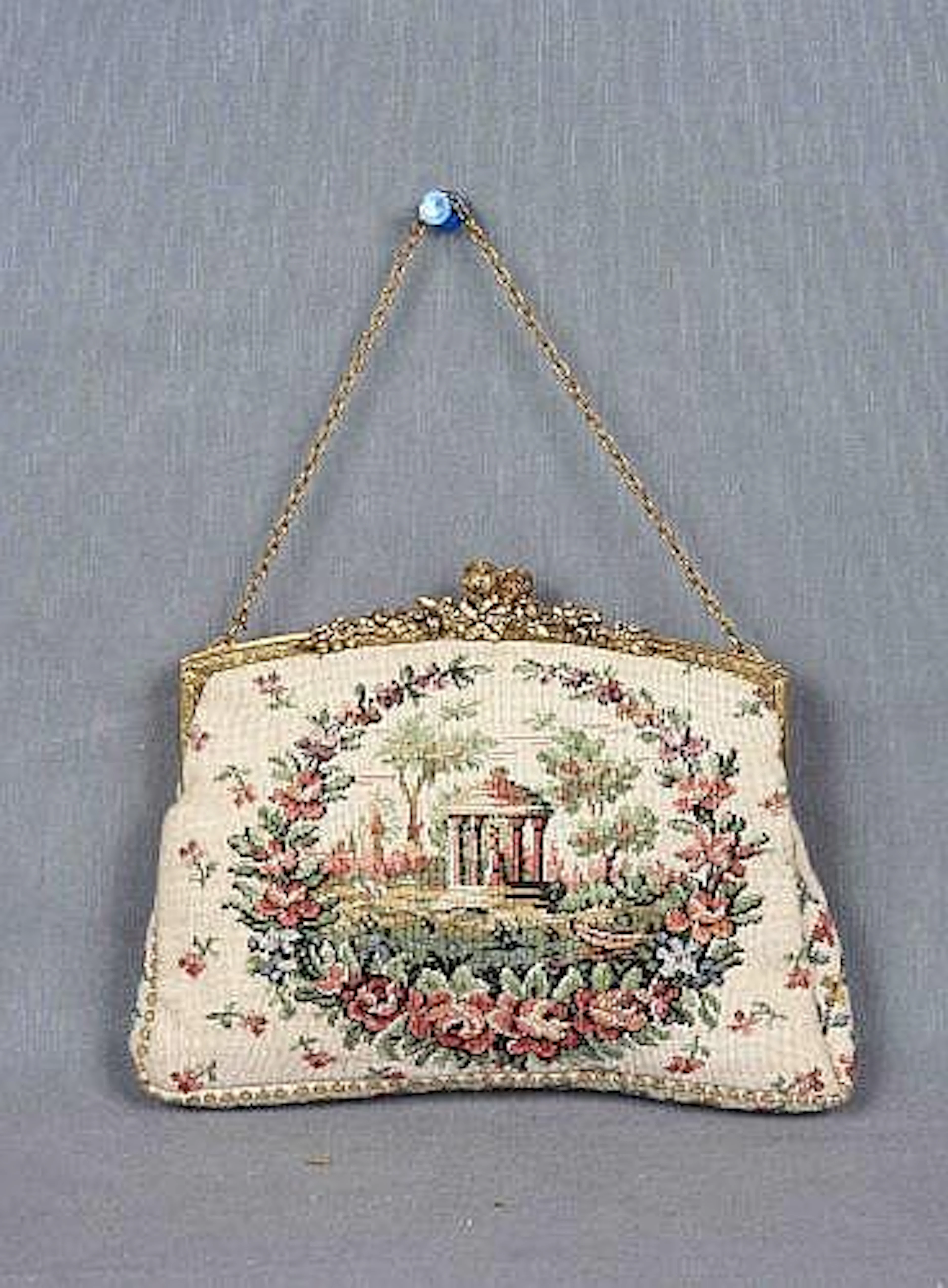 Antiguo bolsito vintage, en tejido bordado petit point, con